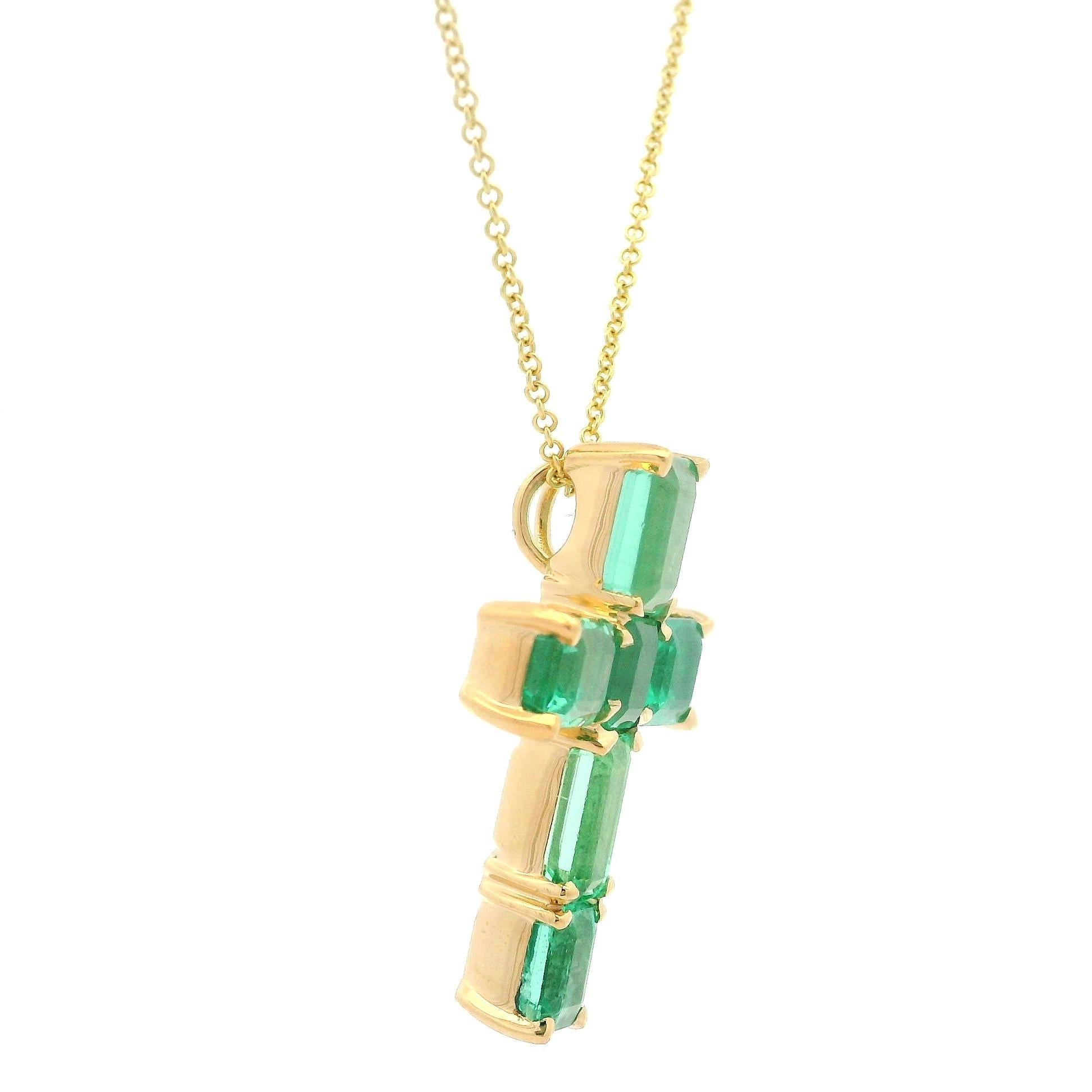 Collier pendentif croix en or jaune 18k personnalisé 6.97ctw Rectangular Square Emerald en vente 2