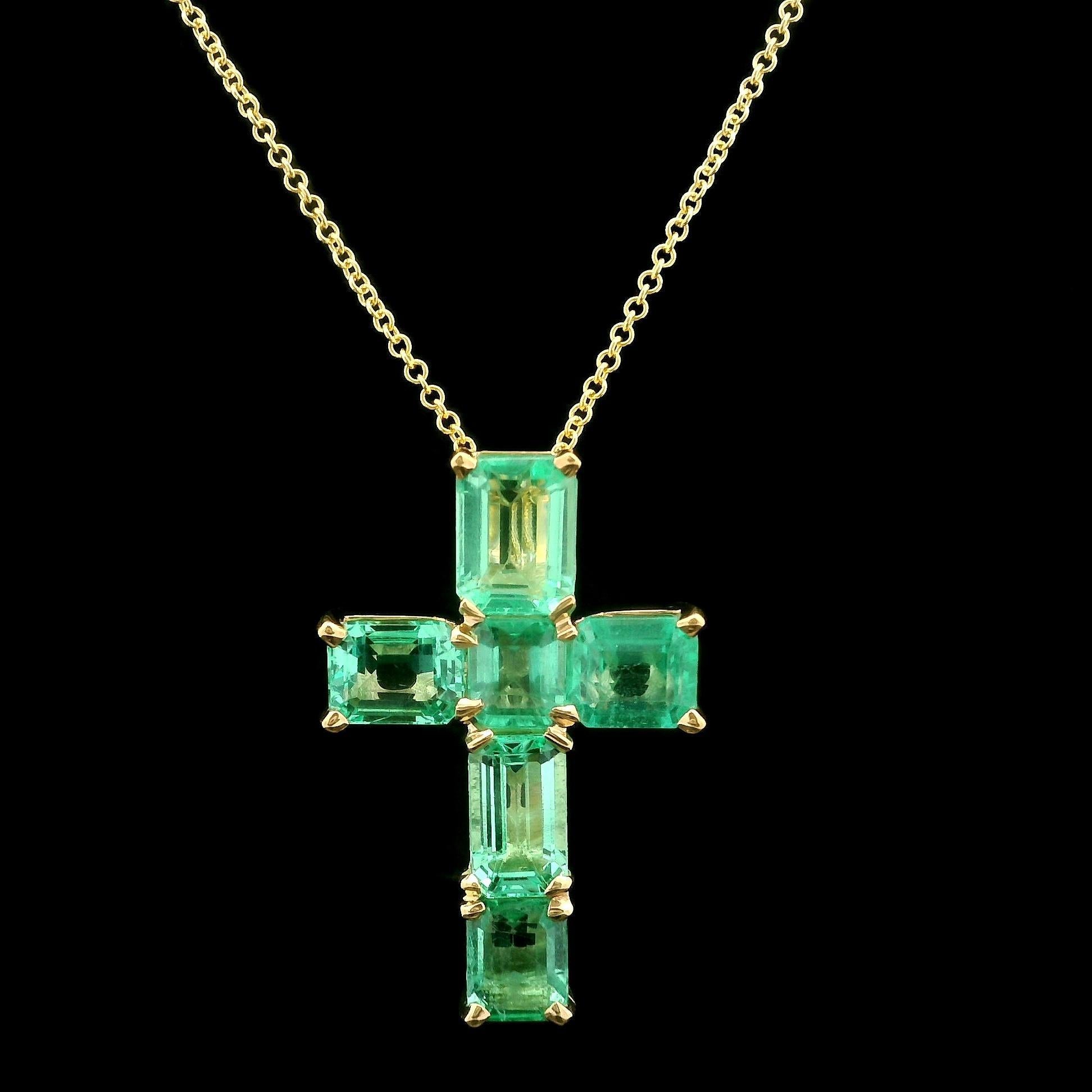 Collier pendentif croix en or jaune 18k personnalisé 6.97ctw Rectangular Square Emerald en vente 3