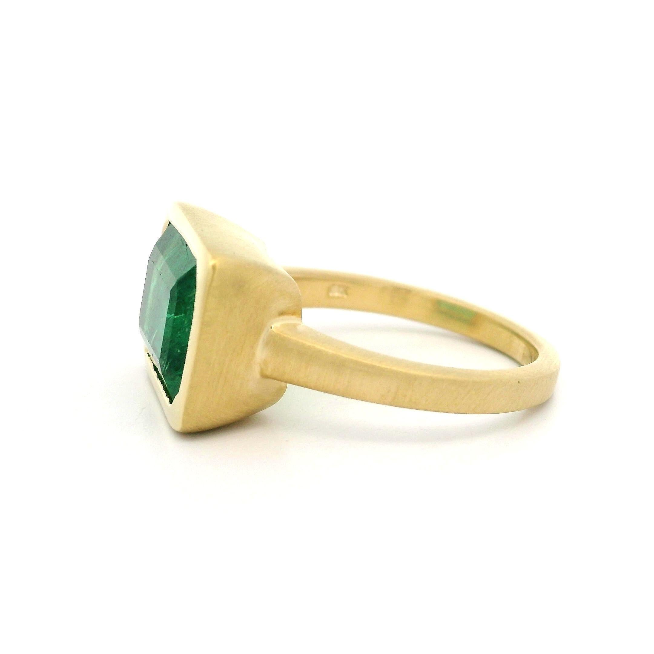Anillo biselado personalizado de oro amarillo de 18k AGL 4,78 ct Esmeralda alargada acabado cepillado en venta 5
