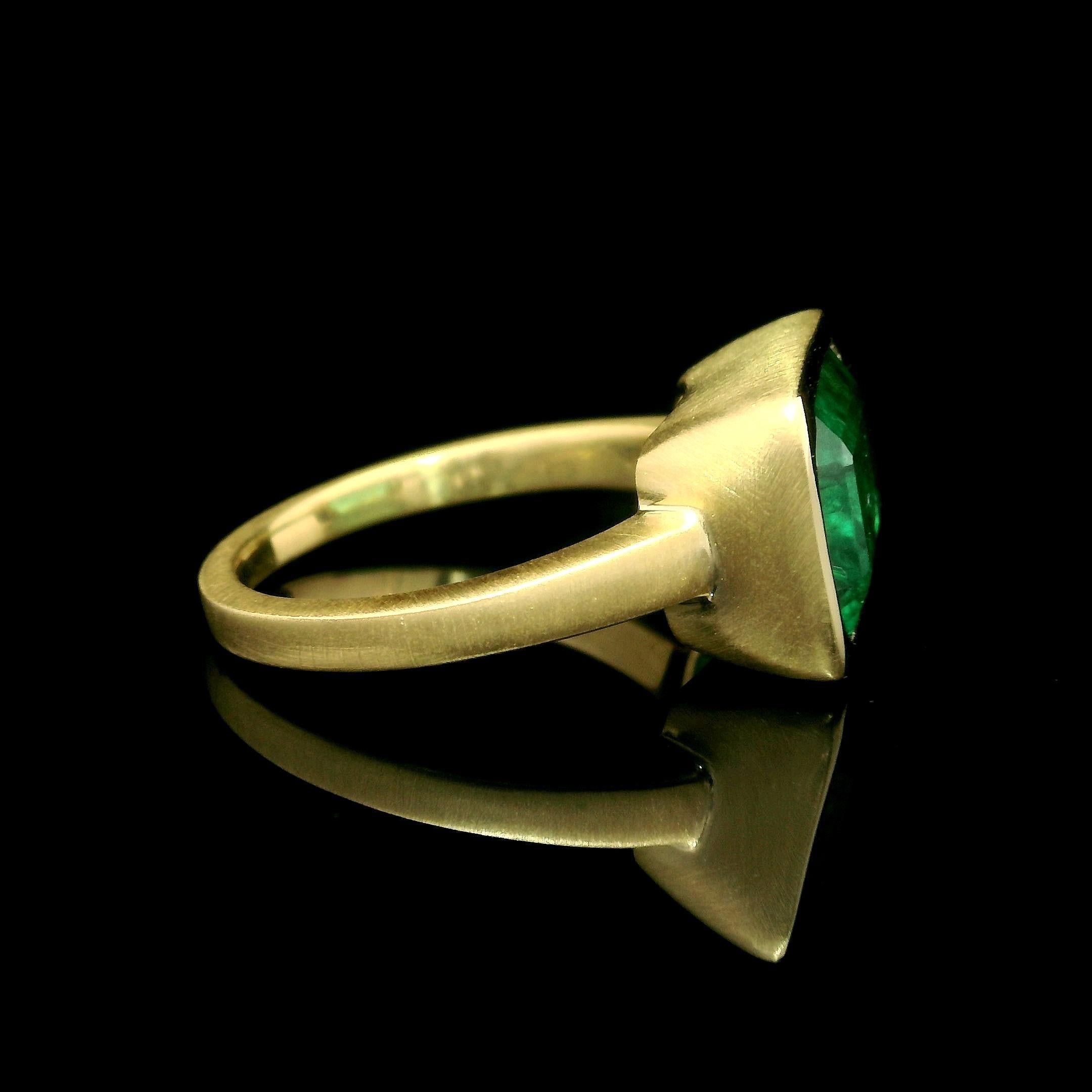 Anillo biselado personalizado de oro amarillo de 18k AGL 4,78 ct Esmeralda alargada acabado cepillado en venta 6