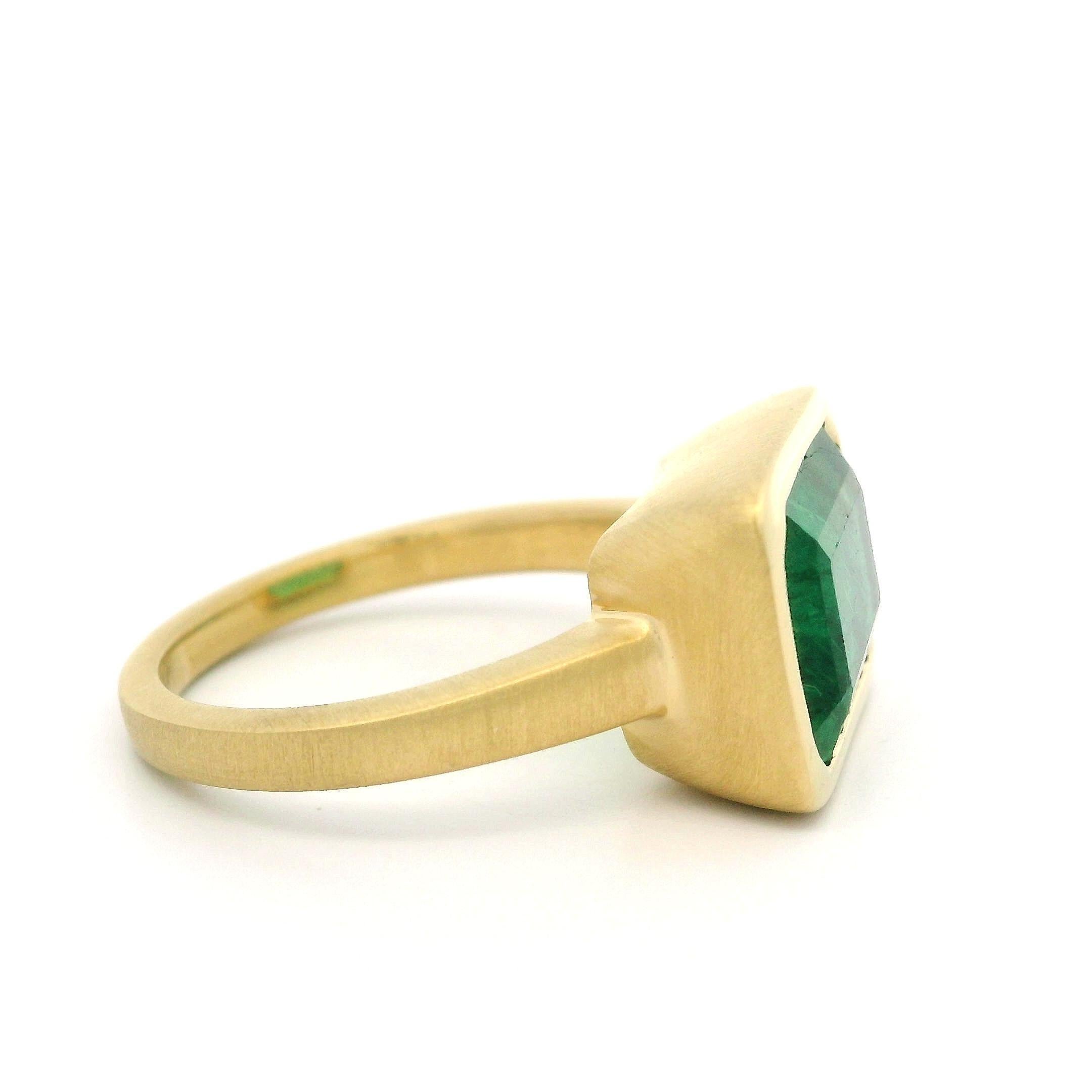 Anillo biselado personalizado de oro amarillo de 18k AGL 4,78 ct Esmeralda alargada acabado cepillado en venta 7