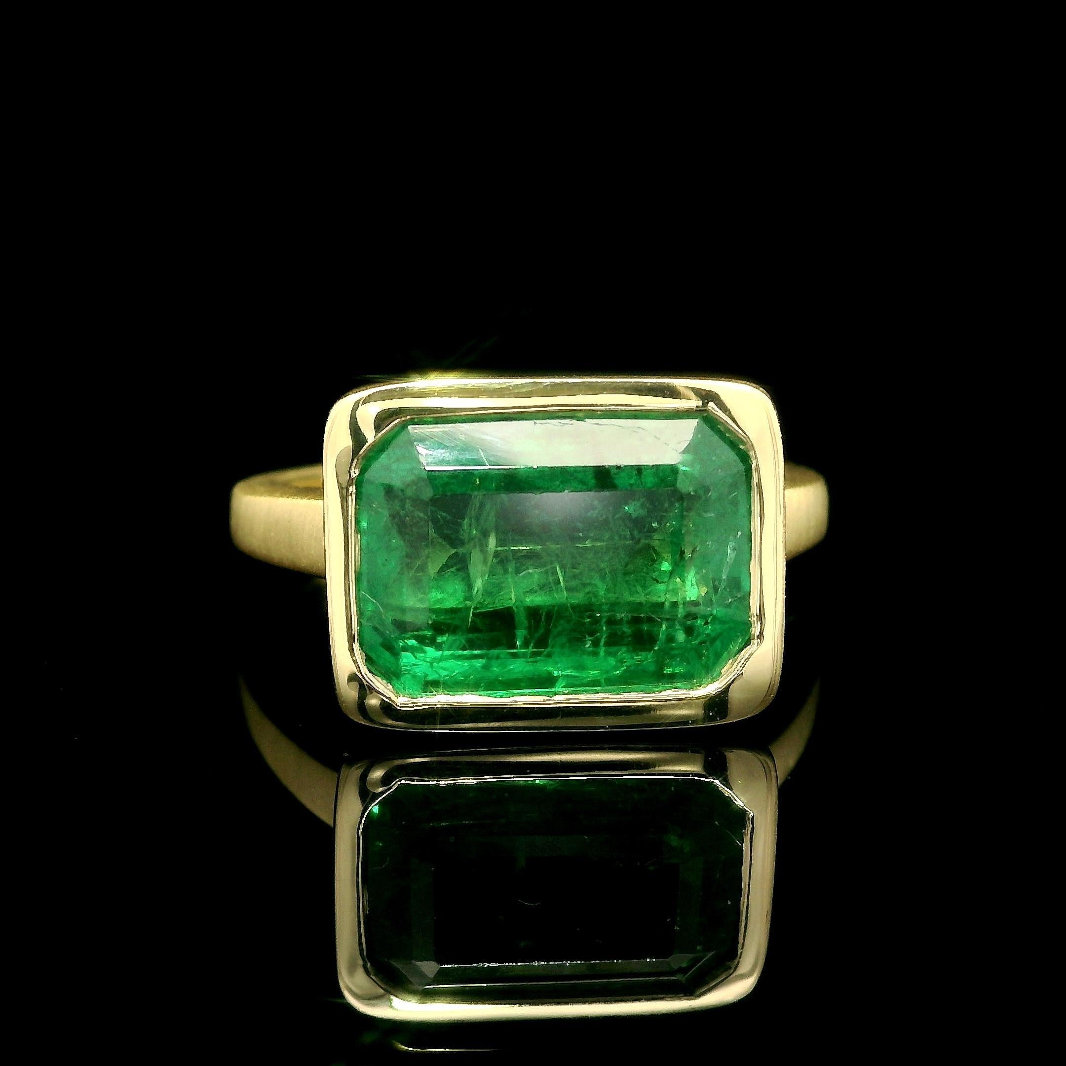 Anillo biselado personalizado de oro amarillo de 18k AGL 4,78 ct Esmeralda alargada acabado cepillado en venta 8