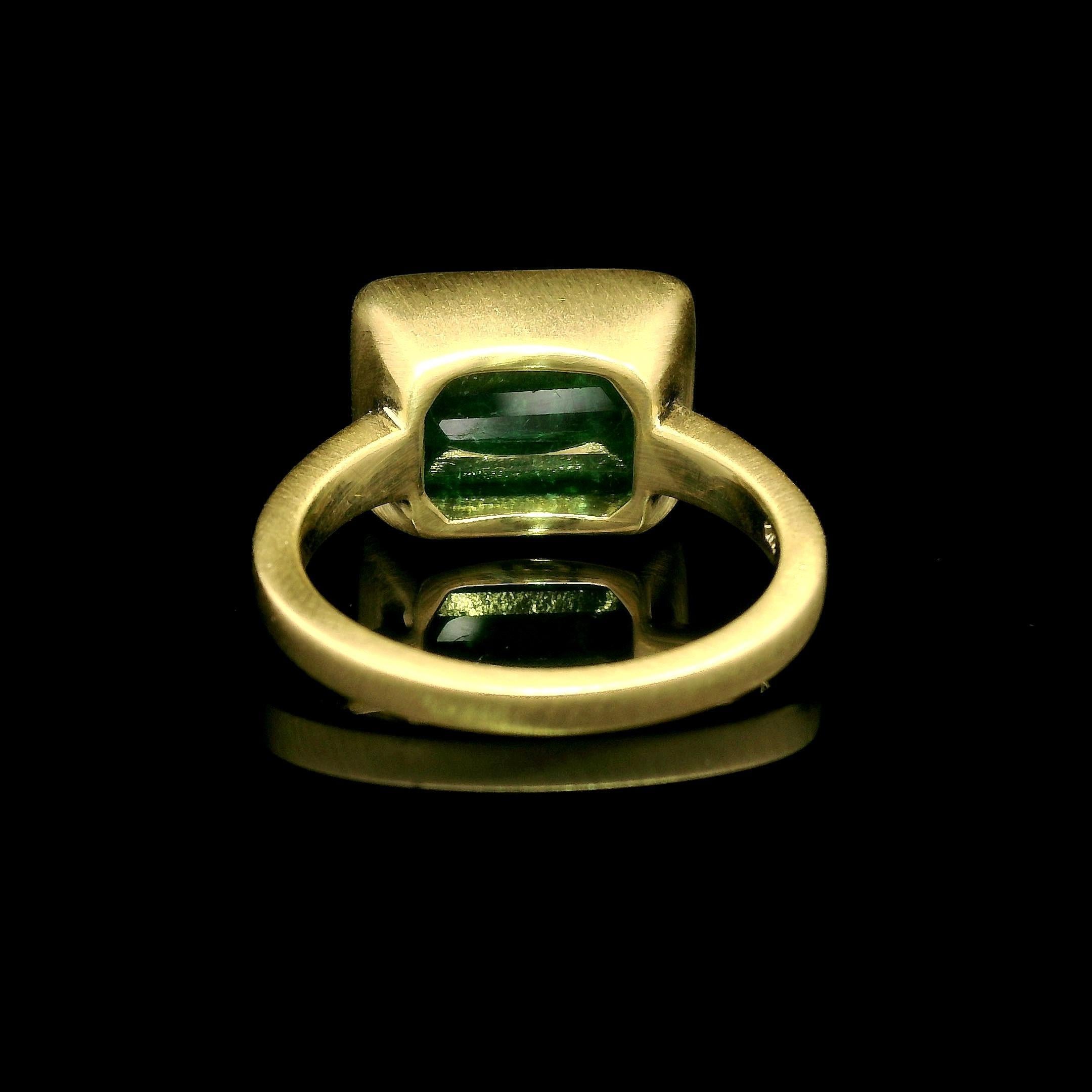 --Piedra(s):--
(1) Esmeralda auténtica natural - talla esmeralda alargada - engastada en bisel - color verde vivo - 4,78ct (certificado exacto)
** Ver detalles de certificación a continuación para obtener información completa **
Peso total en