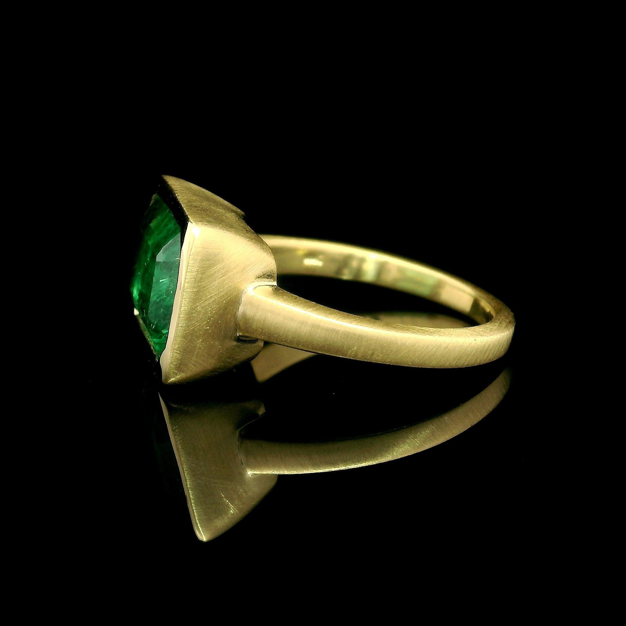 Anillo biselado personalizado de oro amarillo de 18k AGL 4,78 ct Esmeralda alargada acabado cepillado Corte esmeralda en venta