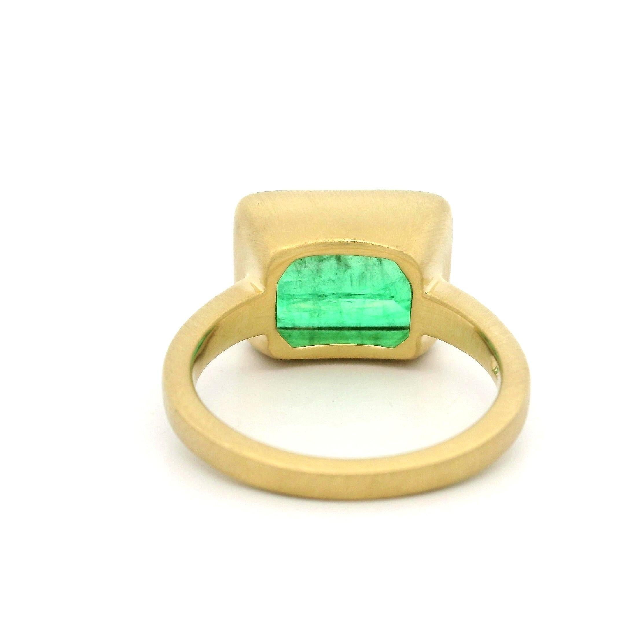 Anillo biselado personalizado de oro amarillo de 18k AGL 4,78 ct Esmeralda alargada acabado cepillado en Nuevo estado para la venta en Montclair, NJ