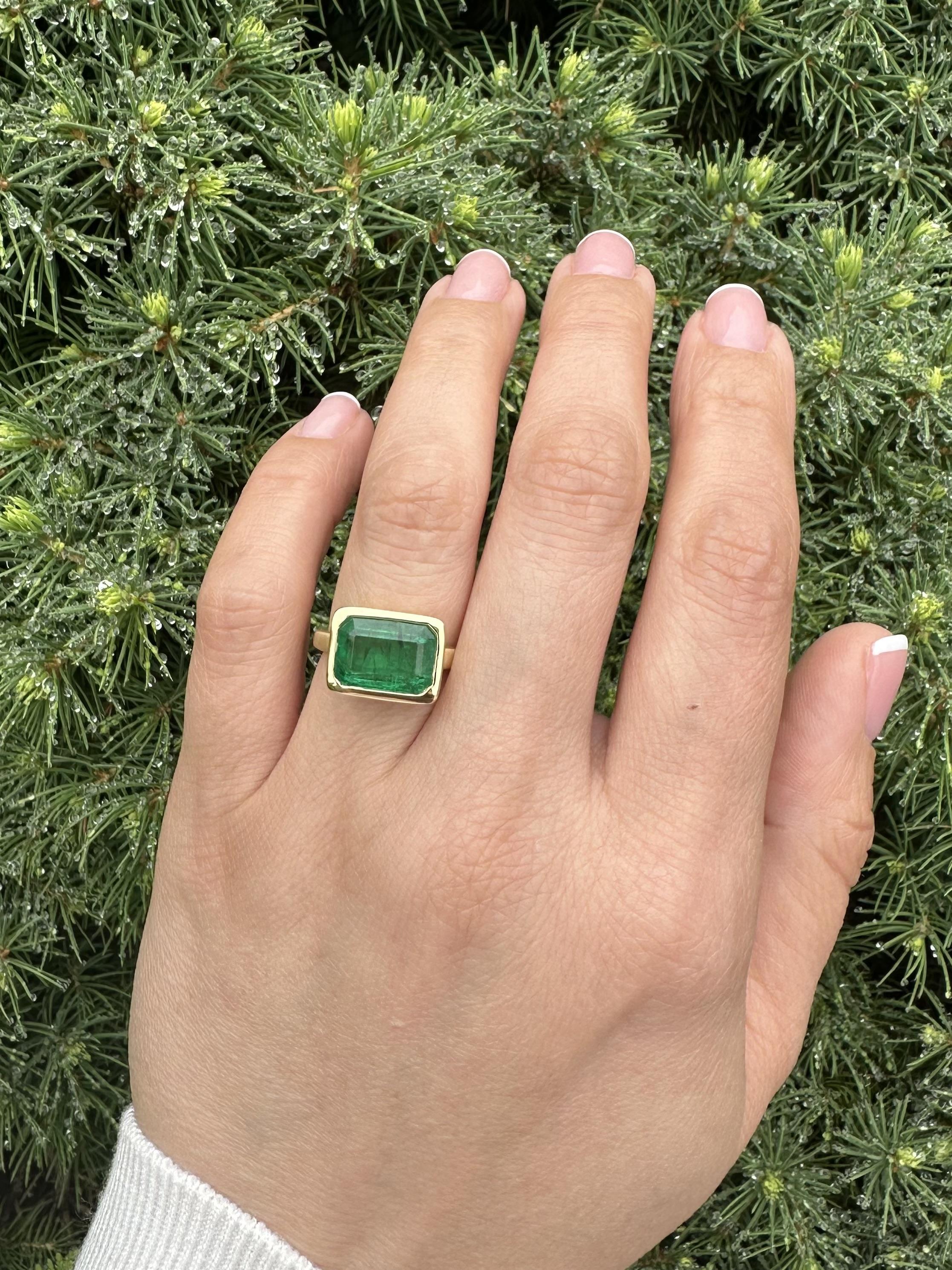 Anillo biselado personalizado de oro amarillo de 18k AGL 4,78 ct Esmeralda alargada acabado cepillado en venta 1