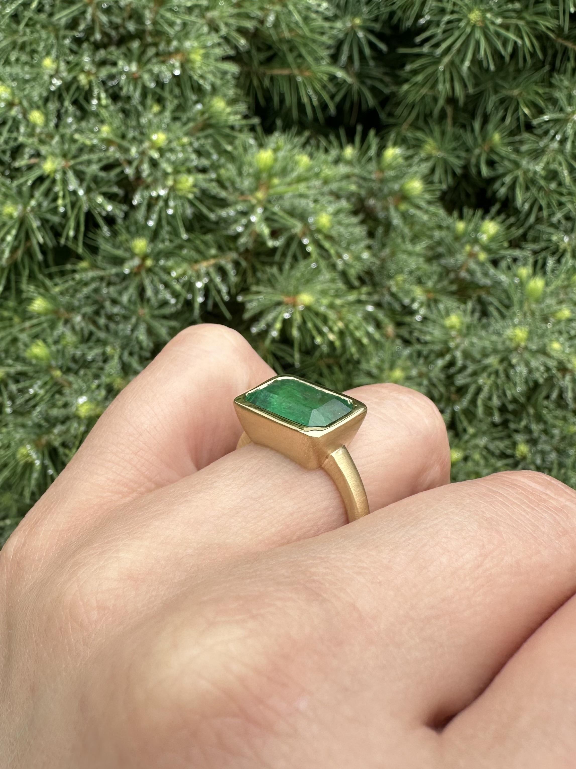Anillo biselado personalizado de oro amarillo de 18k AGL 4,78 ct Esmeralda alargada acabado cepillado en venta 2
