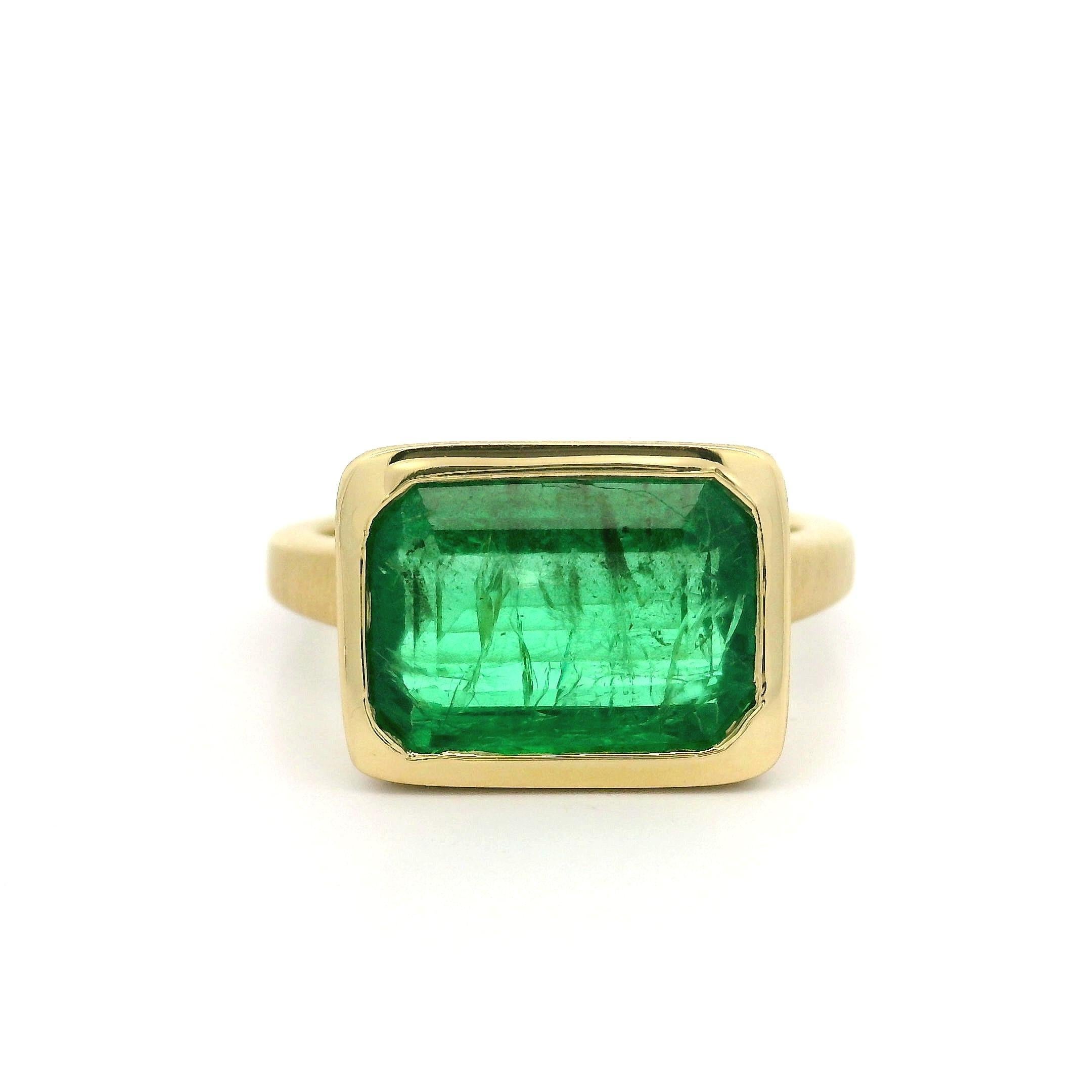 Anillo biselado personalizado de oro amarillo de 18k AGL 4,78 ct Esmeralda alargada acabado cepillado en venta 3