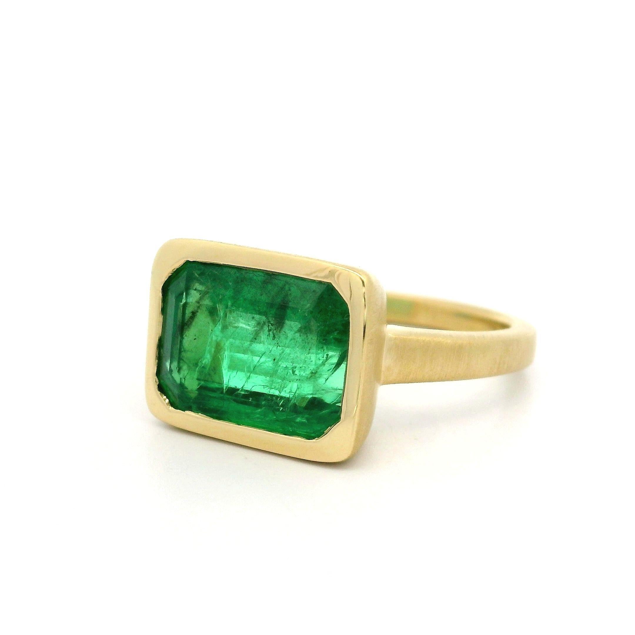 Anillo biselado personalizado de oro amarillo de 18k AGL 4,78 ct Esmeralda alargada acabado cepillado en venta 4