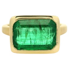 Anillo biselado personalizado de oro amarillo de 18k AGL 4,78 ct Esmeralda alargada acabado cepillado