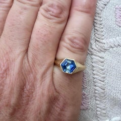 Benutzerdefinierte 18kt 2,09ct Ungeheizte Hexagon Sapphire Ring
