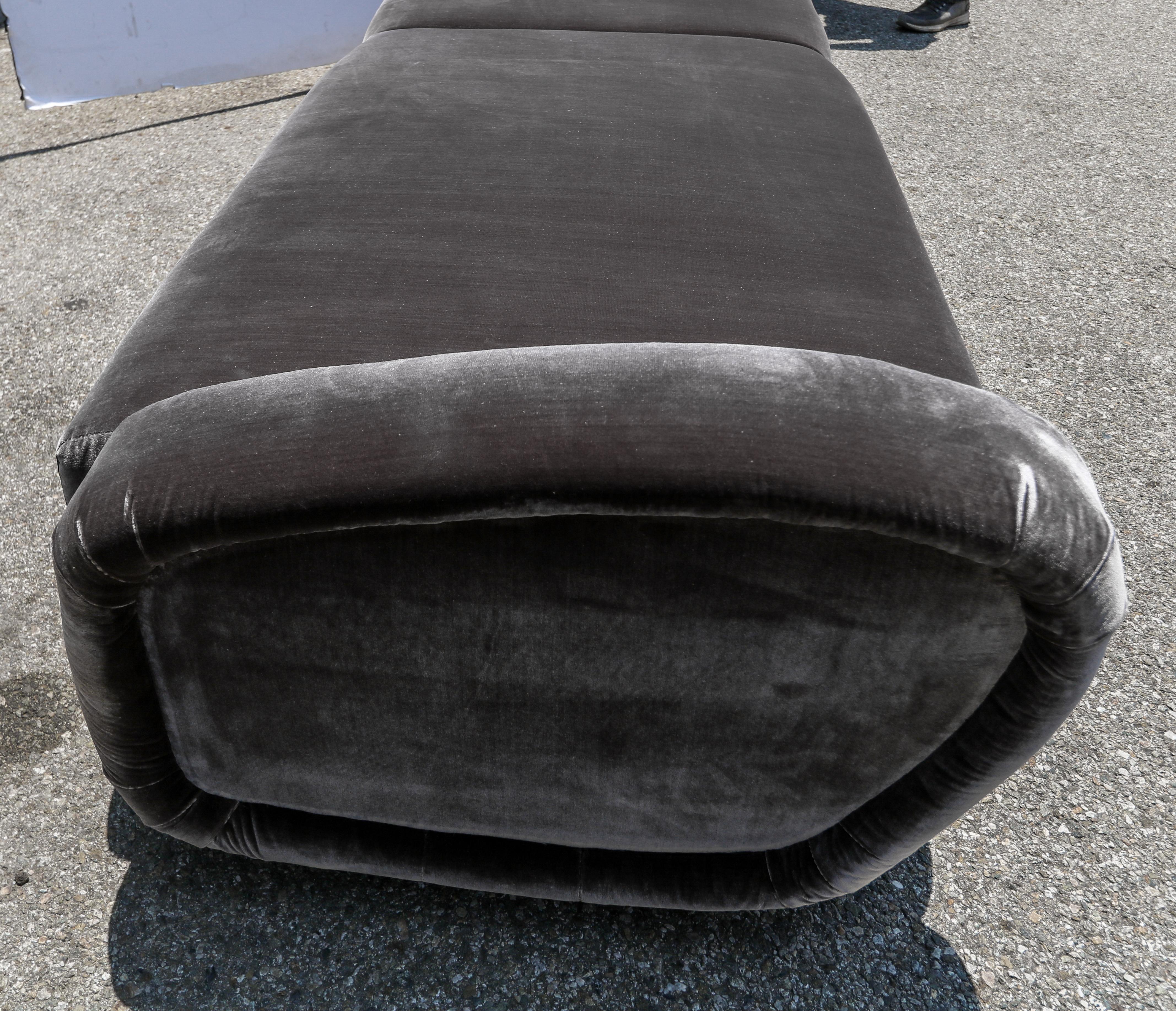Maßgefertigtes Sofa oder Bank aus Samt im italienischen Stil der 1960er Jahre mit Messingfuß von Adesso Import im Angebot 3