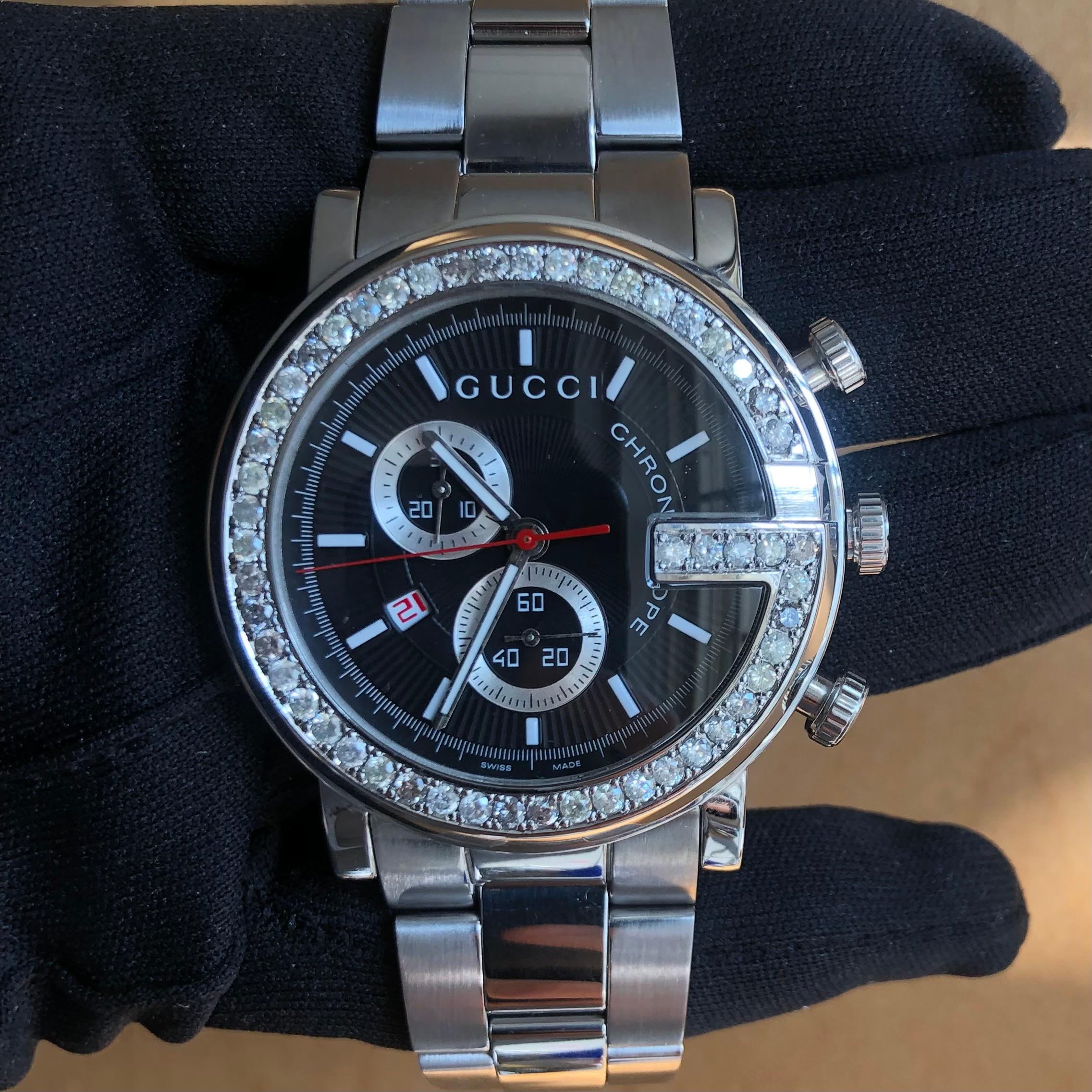 Custom Diamond Gucci 101M G Chrono Swiss Made Black-dial 44mm Uhr mit Box und Broschüre Papiere.

Die Original Gucci Lünette ist individuell von Hand mit ca. 3,00 Karat echten SI-I Diamanten aus Erdminen besetzt. Die Diamanten glänzen wunderschön im