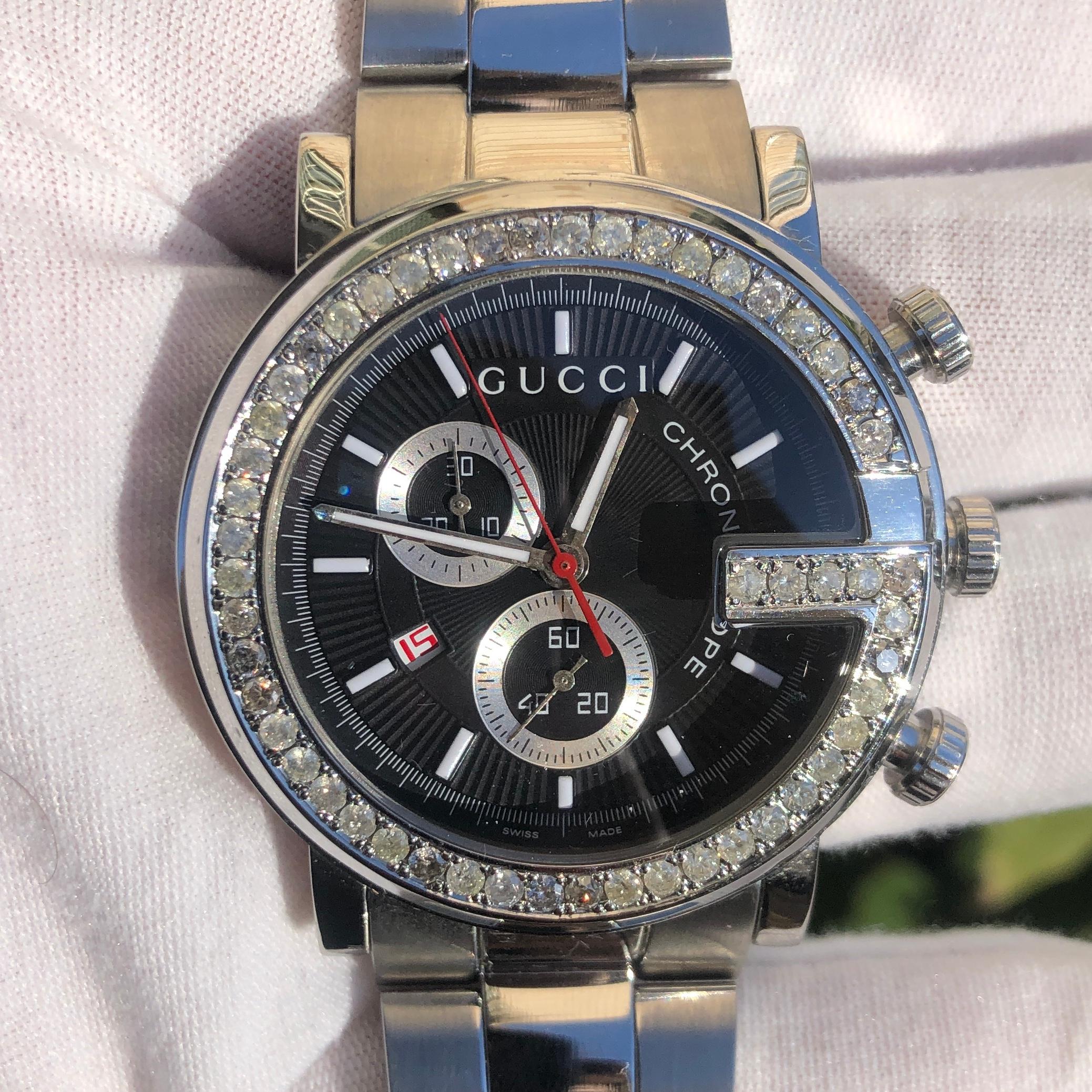 Custom Diamond Gucci 101M G Chrono Swiss Made Reloj con esfera negra de 44 mm con caja y papeles de libro.

El bisel original de Gucci está engastado a mano con aproximadamente 3,00 quilates de diamantes naturales SI-I auténticos extraídos de la