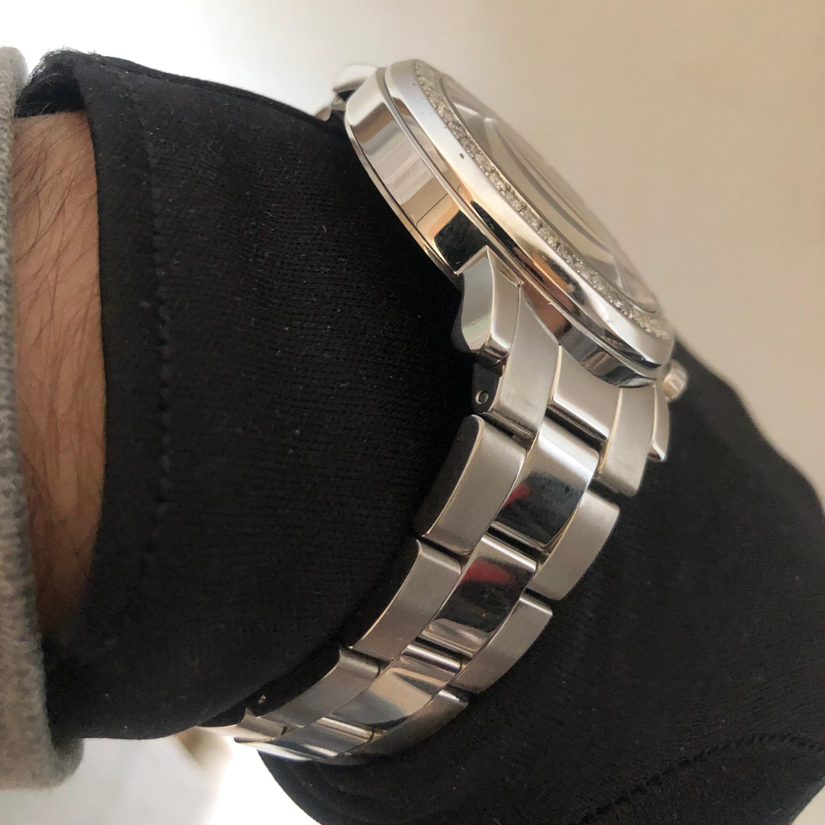 Maßgefertigte 3 Karat Ct Diamant Gucci G Chrono Chronograph Datum Schweizer hergestellte Uhr 1 im Zustand „Gut“ im Angebot in New York, NY