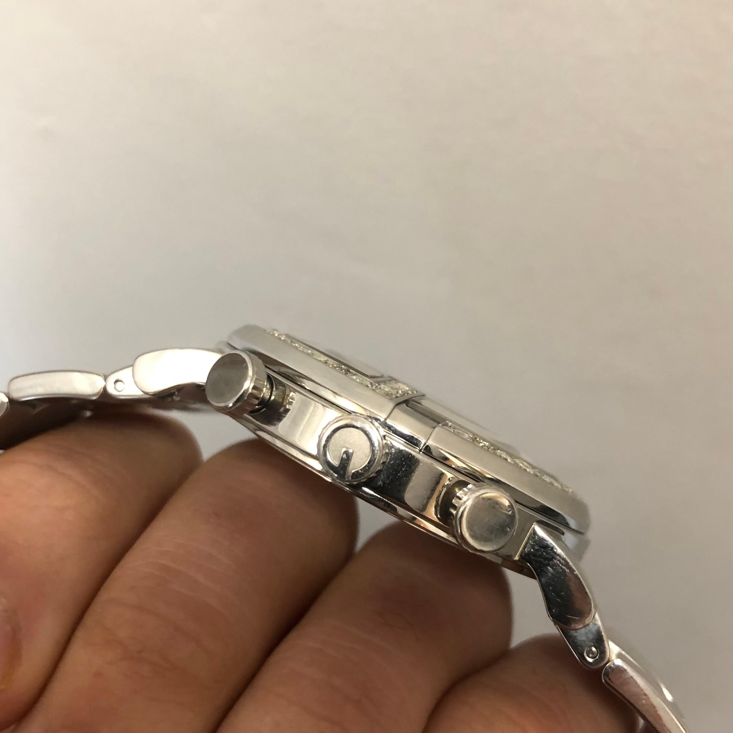 Maßgefertigte 3 Karat Ct Diamant Gucci G Chrono Chronograph Datum Schweizer hergestellte Uhr 1 im Zustand „Gut“ im Angebot in New York, NY