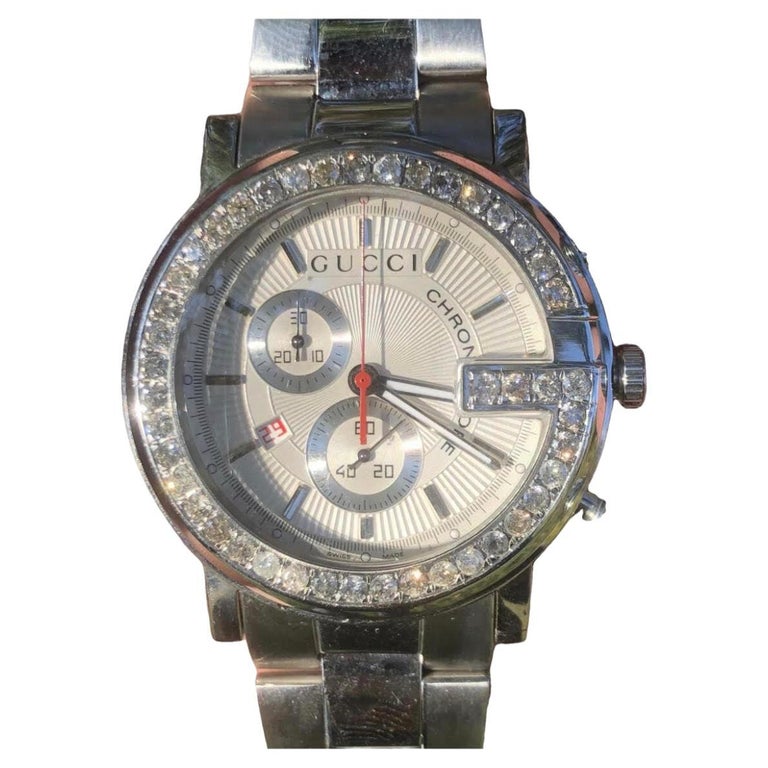 Montre blanche de fabrication suisse Gucci G Chronographe avec date et  diamants 3 carats En vente sur 1stDibs