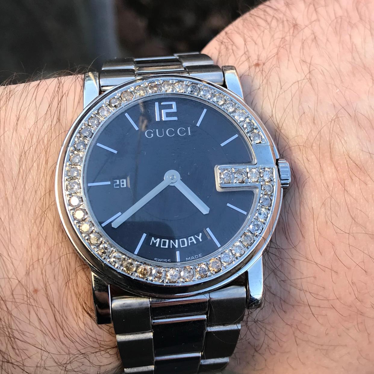 Custom Diamond Gucci G Day Date Swiss Made Black-dial Watch mit Box und Broschüre Papiere.

Zertifiziert vom Gemological Institute in New York mit einem Schätzwert von $5,400.00. Original Gucci Lünette, handbesetzt mit ca. 3,00 Karat echten SI-I