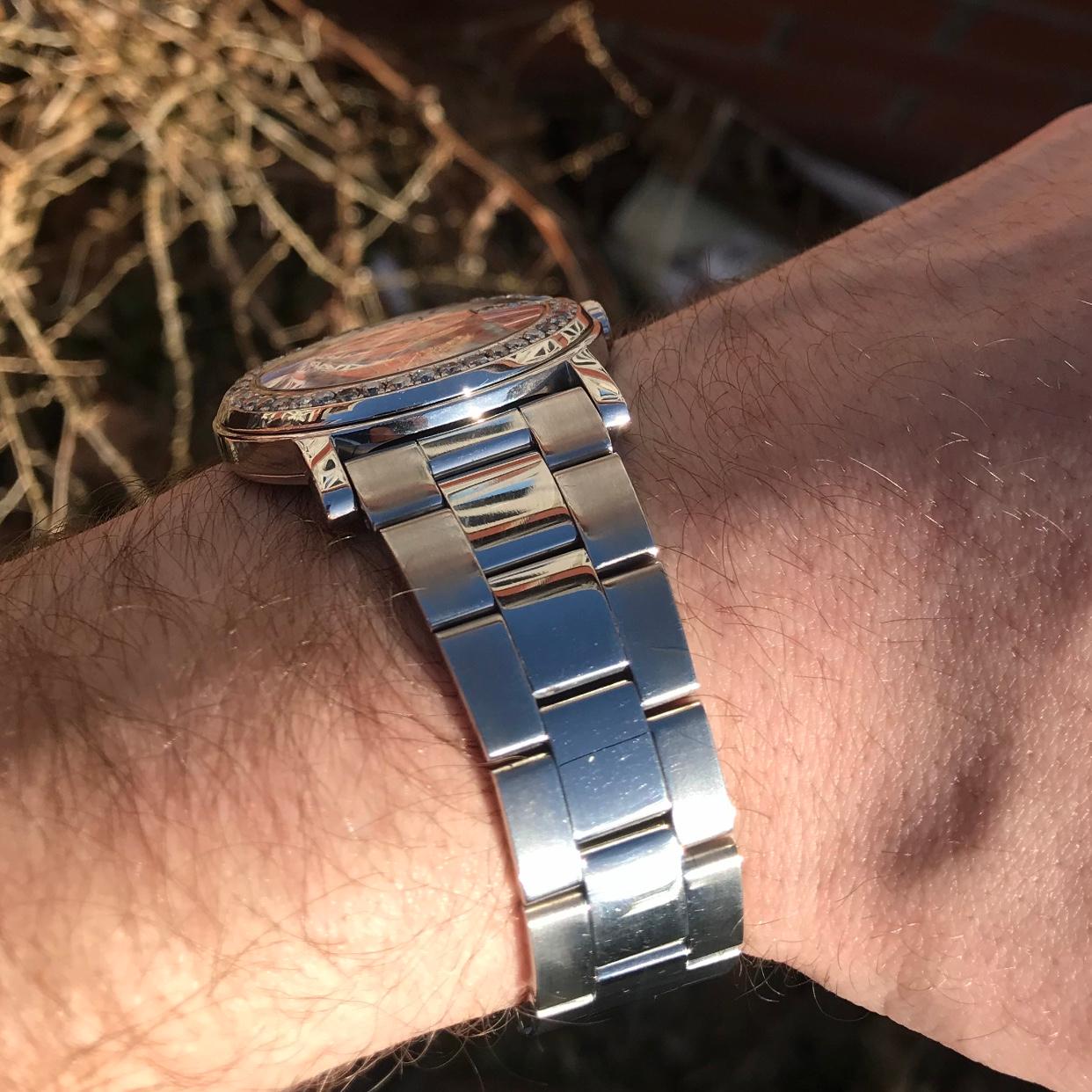 Maßgefertigte 3 Karat Ct Diamant Gucci G Day Date Schweizer Made Schwarzes Zifferblatt Uhr 1 (Rundschliff) im Angebot