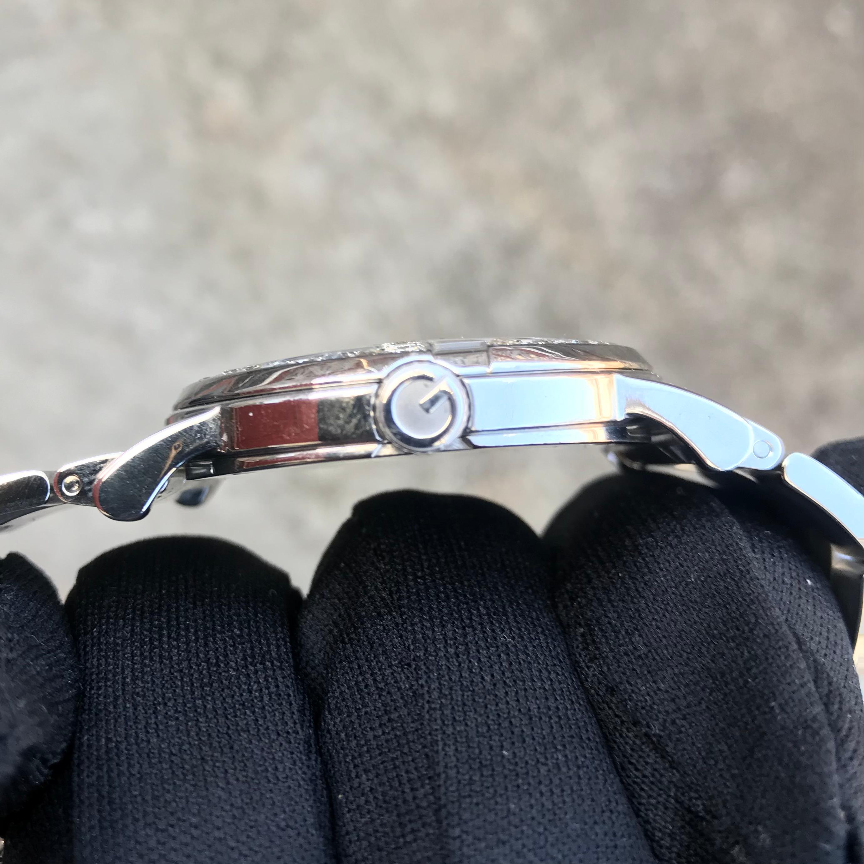 Maßgefertigte 3 Karat Ct Diamant Gucci G Day Date Schweizer Made Schwarzes Zifferblatt Uhr 1 im Zustand „Gut“ im Angebot in New York, NY