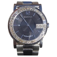 Reloj personalizado Gucci G Day Date de 3 quilates y diamantes, de fabricación suiza y esfera negra 1