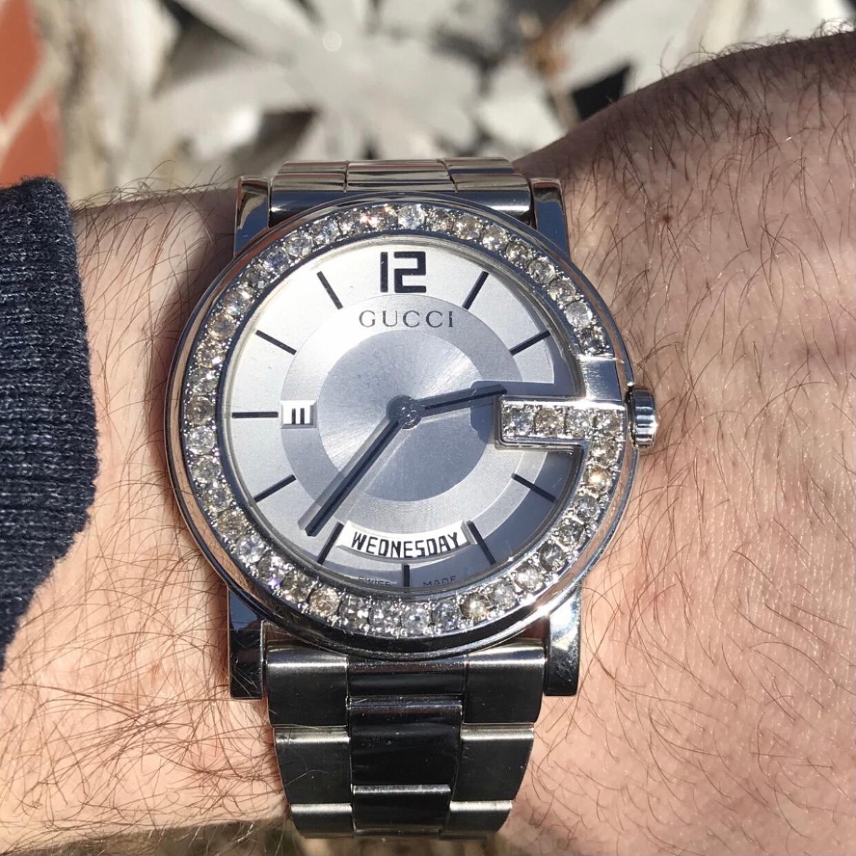 Custom Diamond Gucci G Day Date Swiss Made White-dial Watch mit Box und Broschüre Papiere.

Zertifiziert vom Gemological Institute in New York mit einem Schätzwert von $5,600.00. Original Gucci Lünette, handbesetzt mit ca. 3,00 Karat echten SI-I