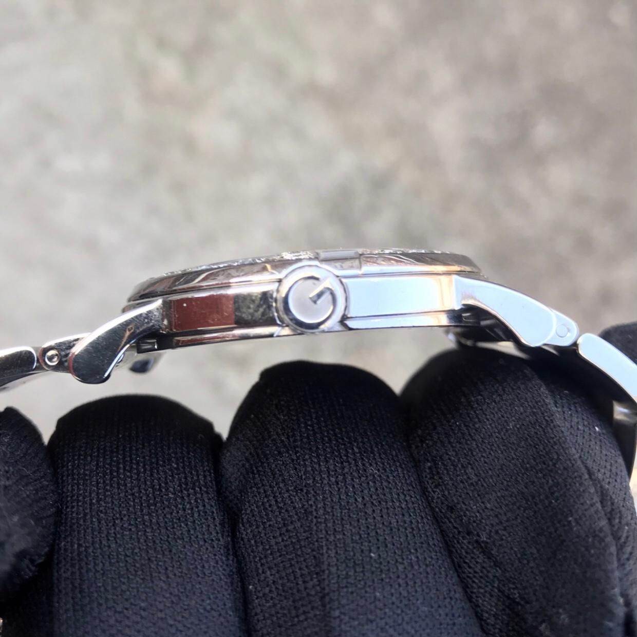 Maßgefertigte 3 Karat Ct Diamant-Uhr Gucci G Day Date Schweizer hergestellt mit weißem Zifferblatt 1 im Angebot 1