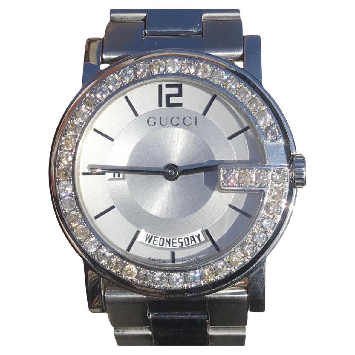 Maßgefertigte 3 Karat Ct Diamant-Uhr Gucci G Day Date Schweizer hergestellt mit weißem Zifferblatt 1 im Angebot