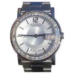 Reloj personalizado Gucci G Day Date de 3 quilates y diamantes con esfera blanca de fabricación suiza 1