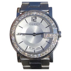 Montre Gucci G Day Date à cadran blanc de fabrication suisse avec diamants 3 carats