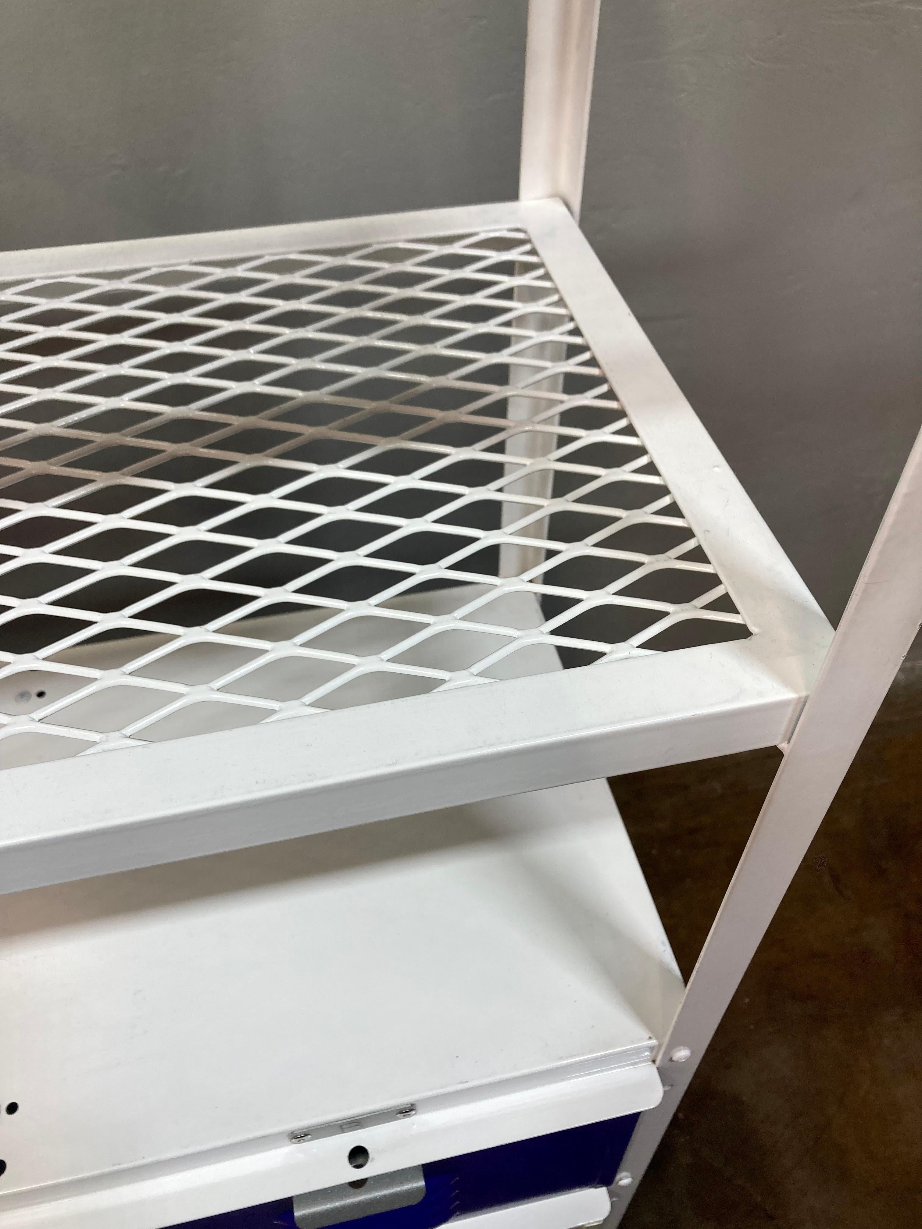 Industriale Cestello personalizzato 3 X 3 su rotelle con ripiani in lamiera stirata in vendita