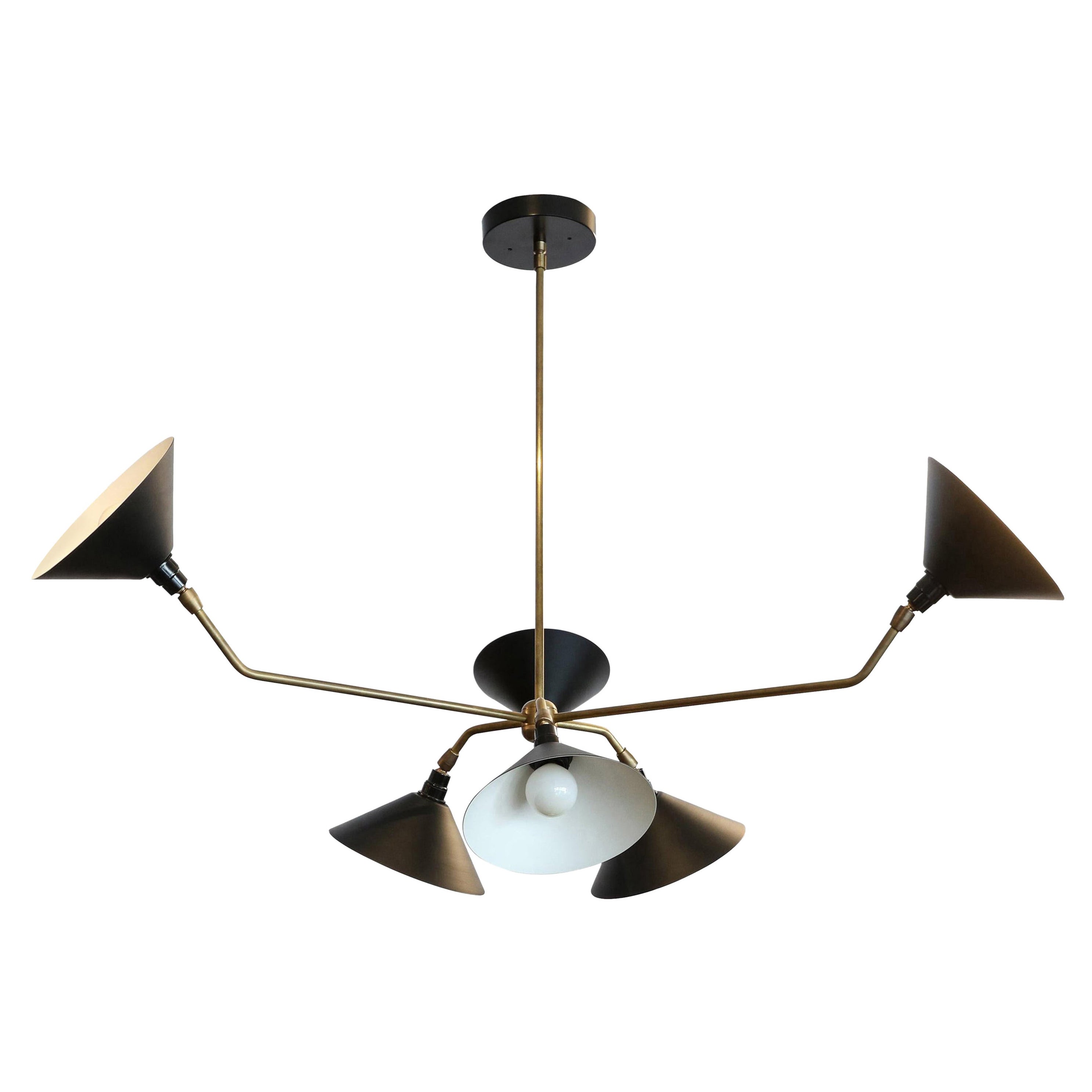 Araña personalizada de 6 brazos de metal negro y latón de estilo Midcentury by Adesso Imports