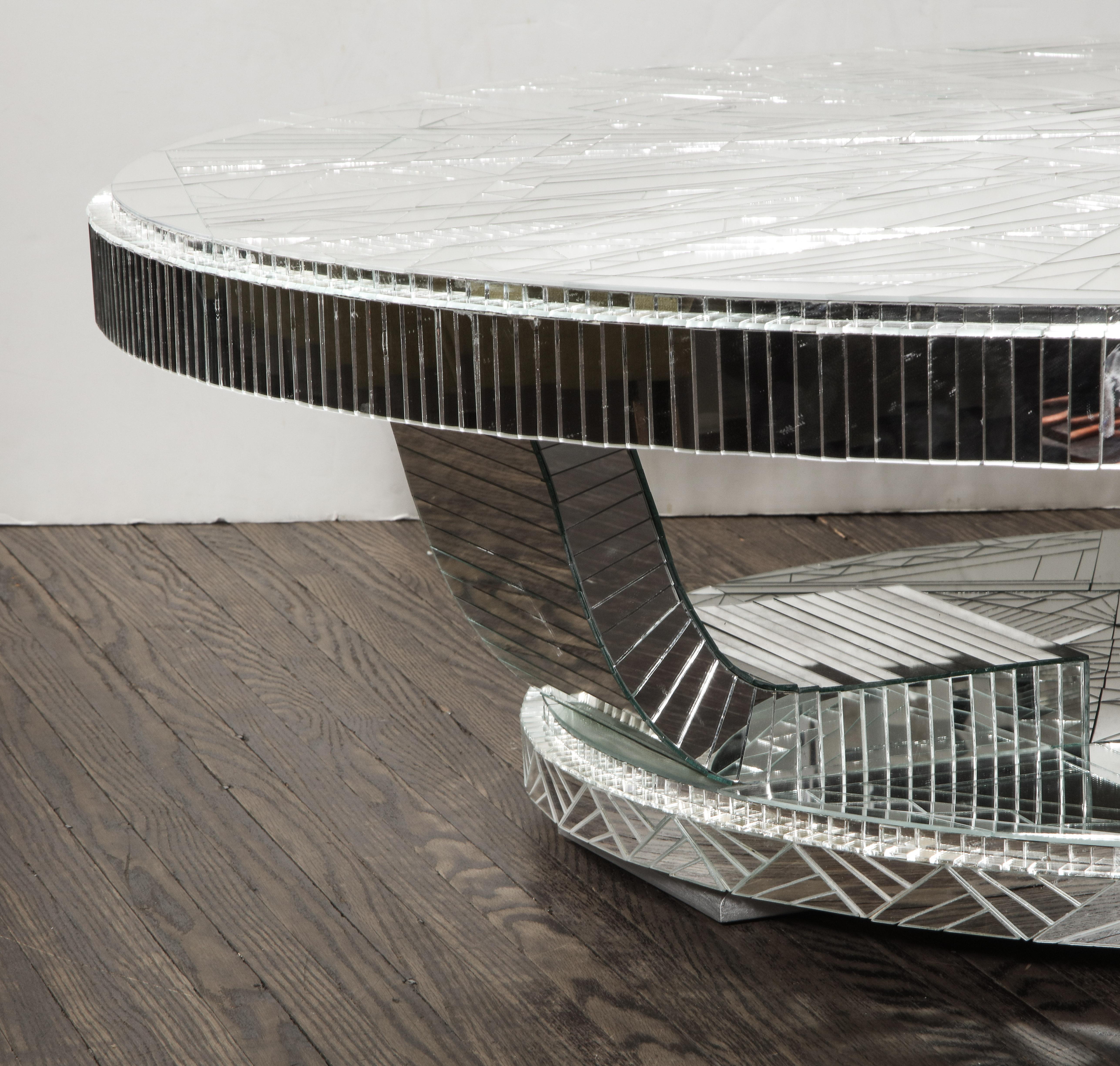 Maßgefertigter Spiegel-Couchtisch im Art-déco-Stil im Angebot 1
