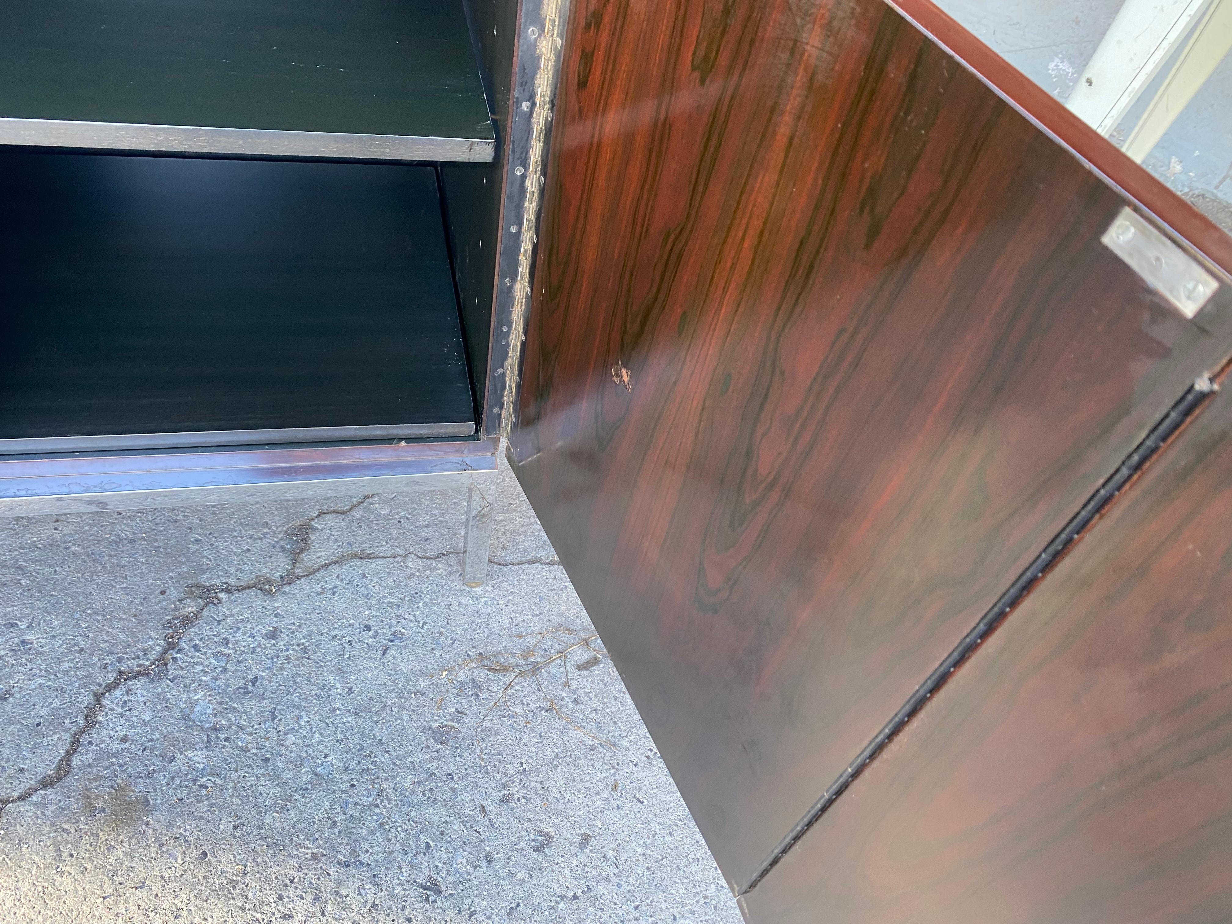 Armario a medida Harvey Probber de palisandro / lacado y acero con puerta abatible Lacado en venta