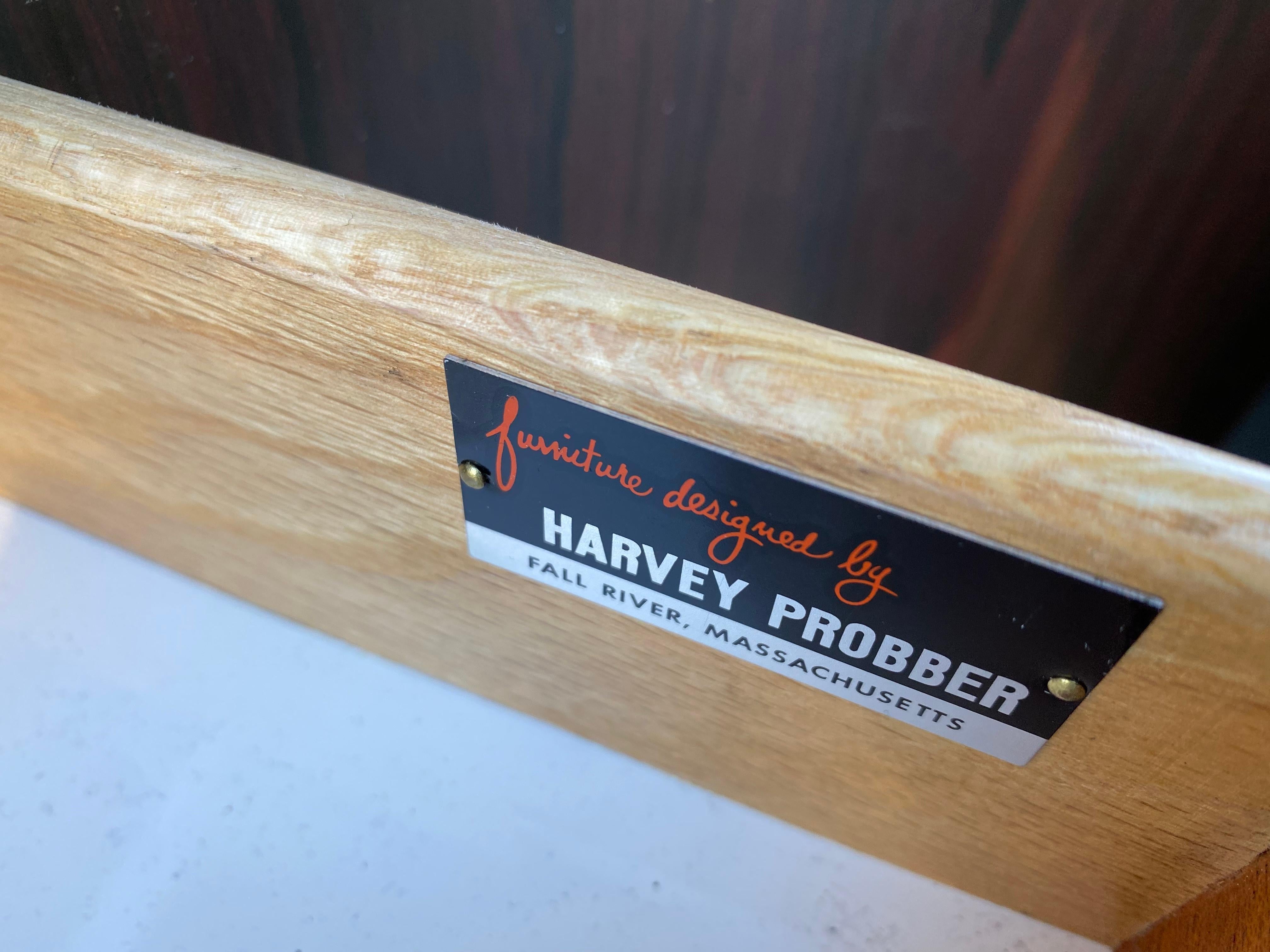 Harvey Probber, maßgefertigter zweifacher Türschrank aus Rosenholz / Lack und Stahl im Angebot 1