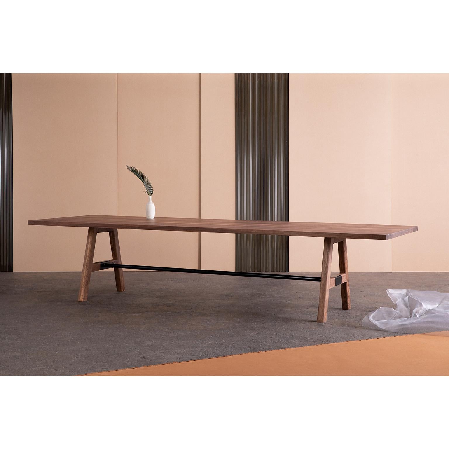 La table de conférence A-Frame possède toutes les caractéristiques d'un meuble fabriqué à la main, mais avec un raffinement que l'on ne trouve que chez les artisans. Le châssis métallique à double usage de la table ajoute un soutien supplémentaire