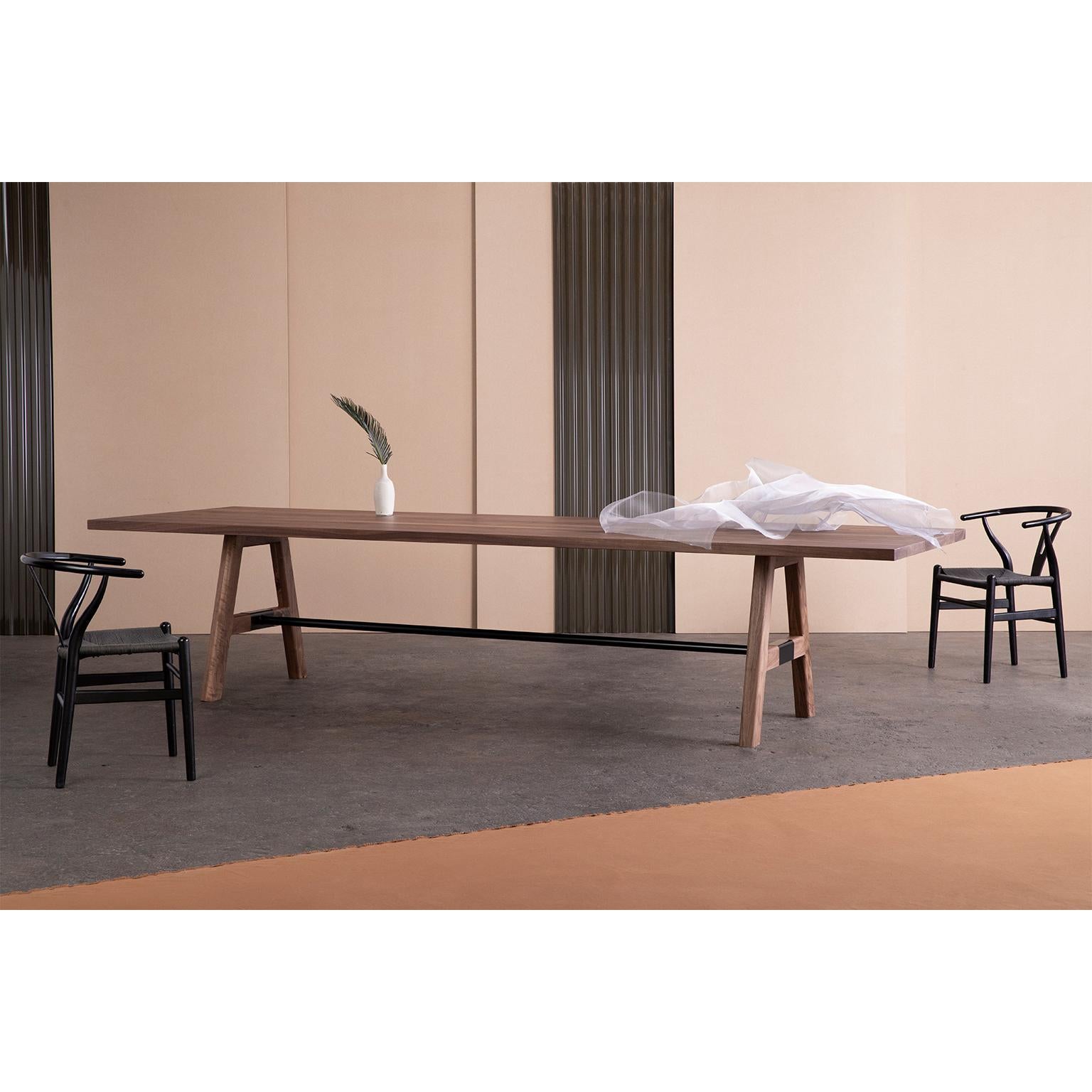 Moderne Table de conférence « A-Frame » sur mesure fabriquée à partir de bois massif et de détails en métal en vente