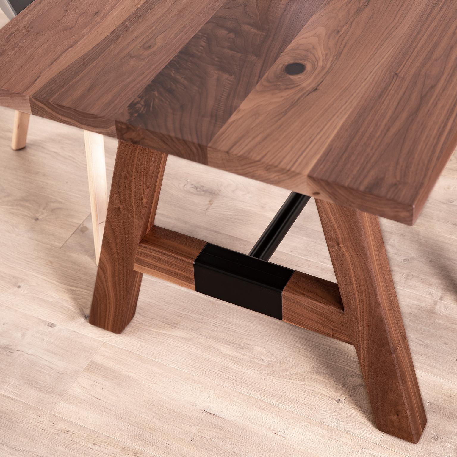 XXIe siècle et contemporain Table de conférence « A-Frame » sur mesure fabriquée à partir de bois massif et de détails en métal en vente