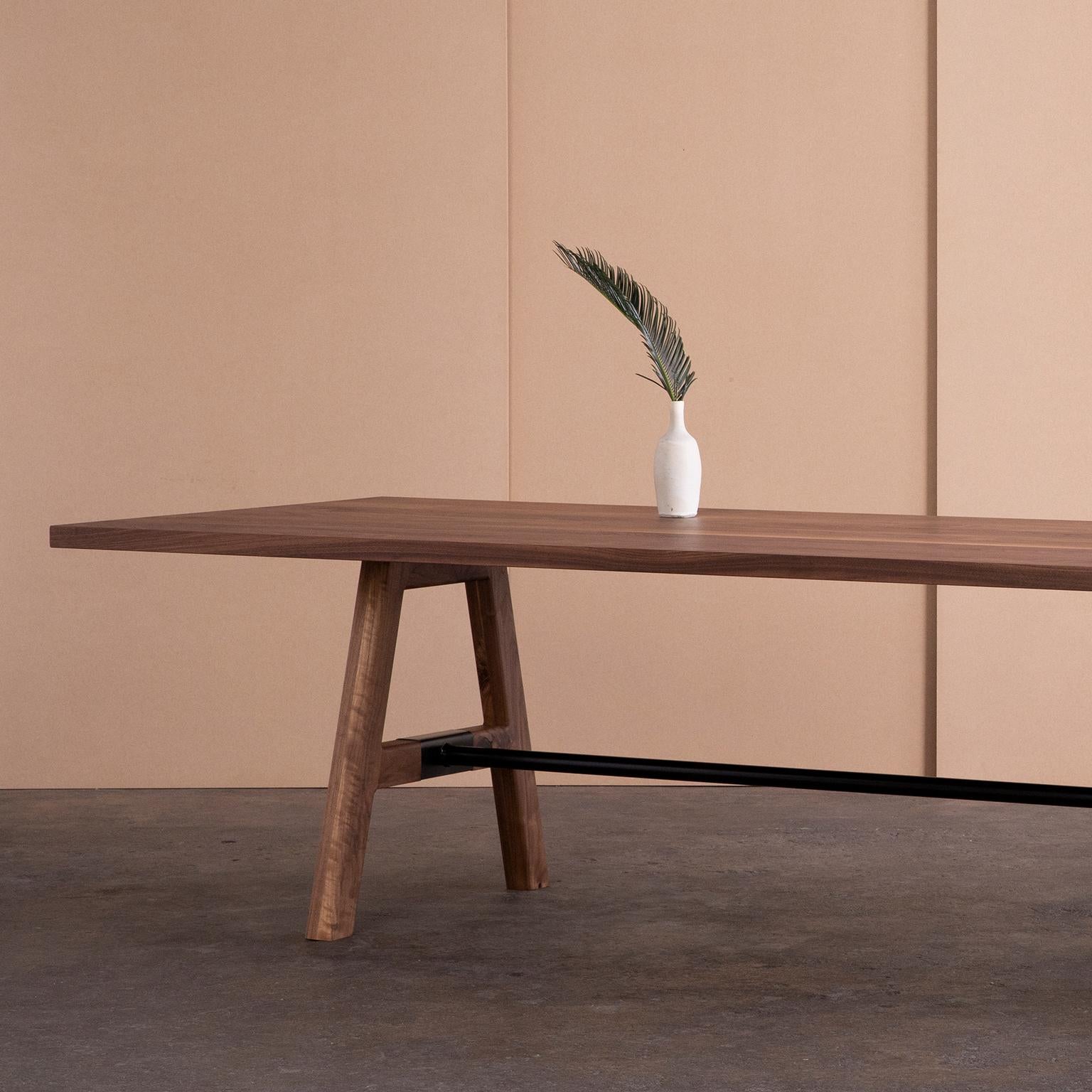 Huilé Table de conférence « A-Frame » sur mesure fabriquée à partir de bois massif et de détails en métal en vente