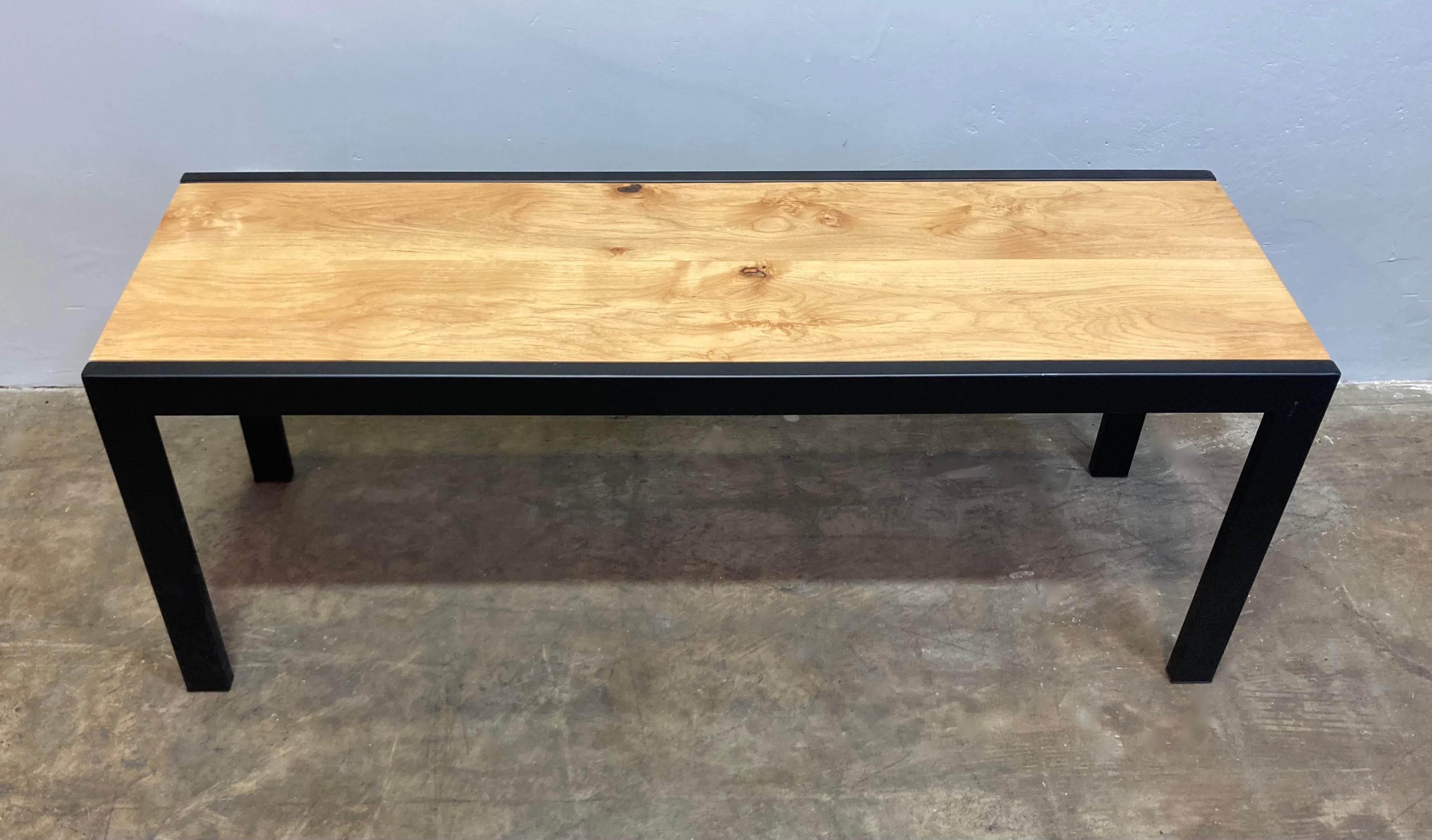 Banc en acier sur mesure, construit localement à Los Angeles, CA. Structure en acier fabriquée sur mesure avec une banquette en bois d'aulne récupéré. Excellent pour une utilisation dans une salle de bain, une entrée ou un patio. 

48 