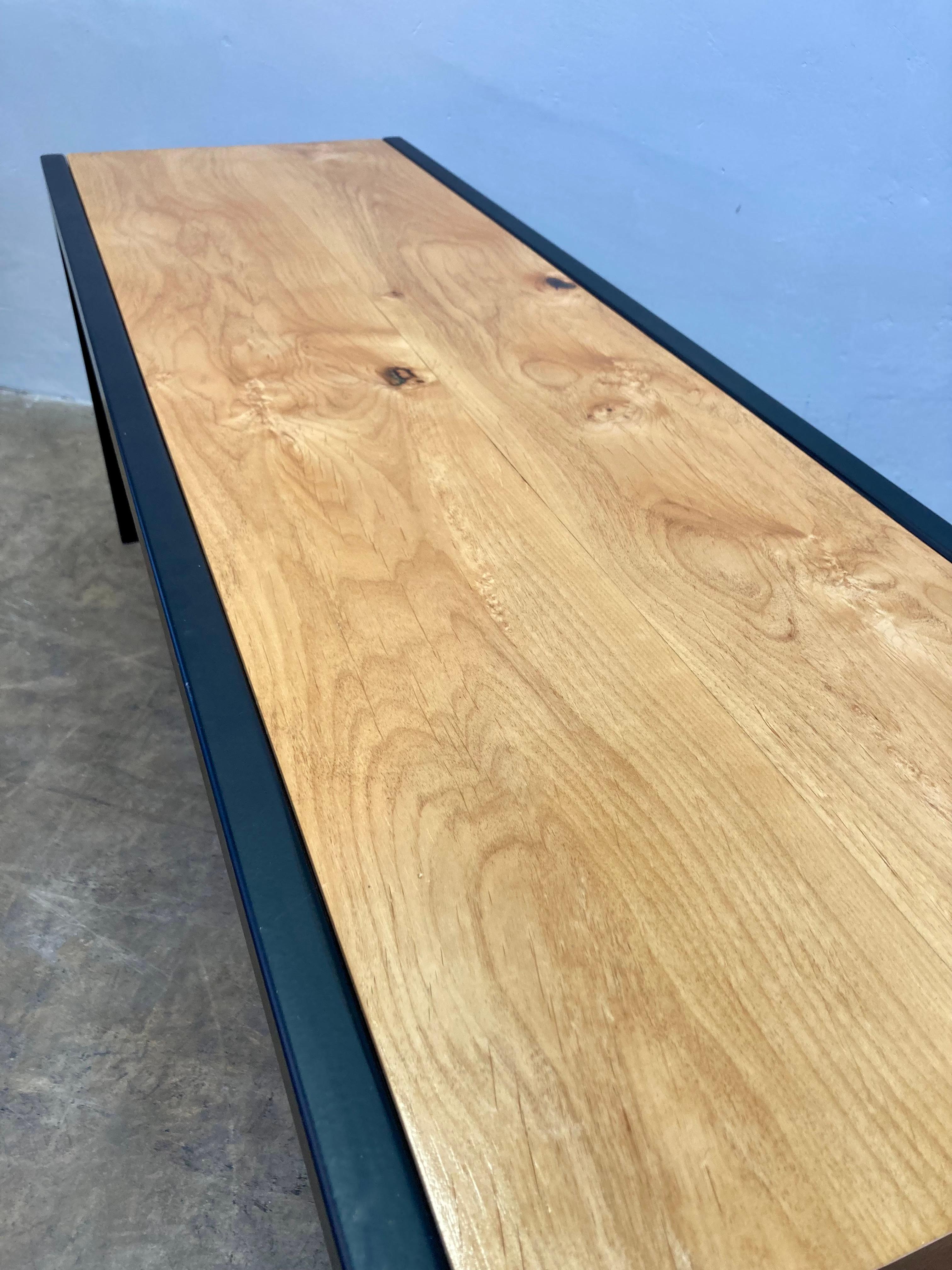 Banc sur mesure en bois d'aulne et en acier Bon état - En vente à Alhambra, CA