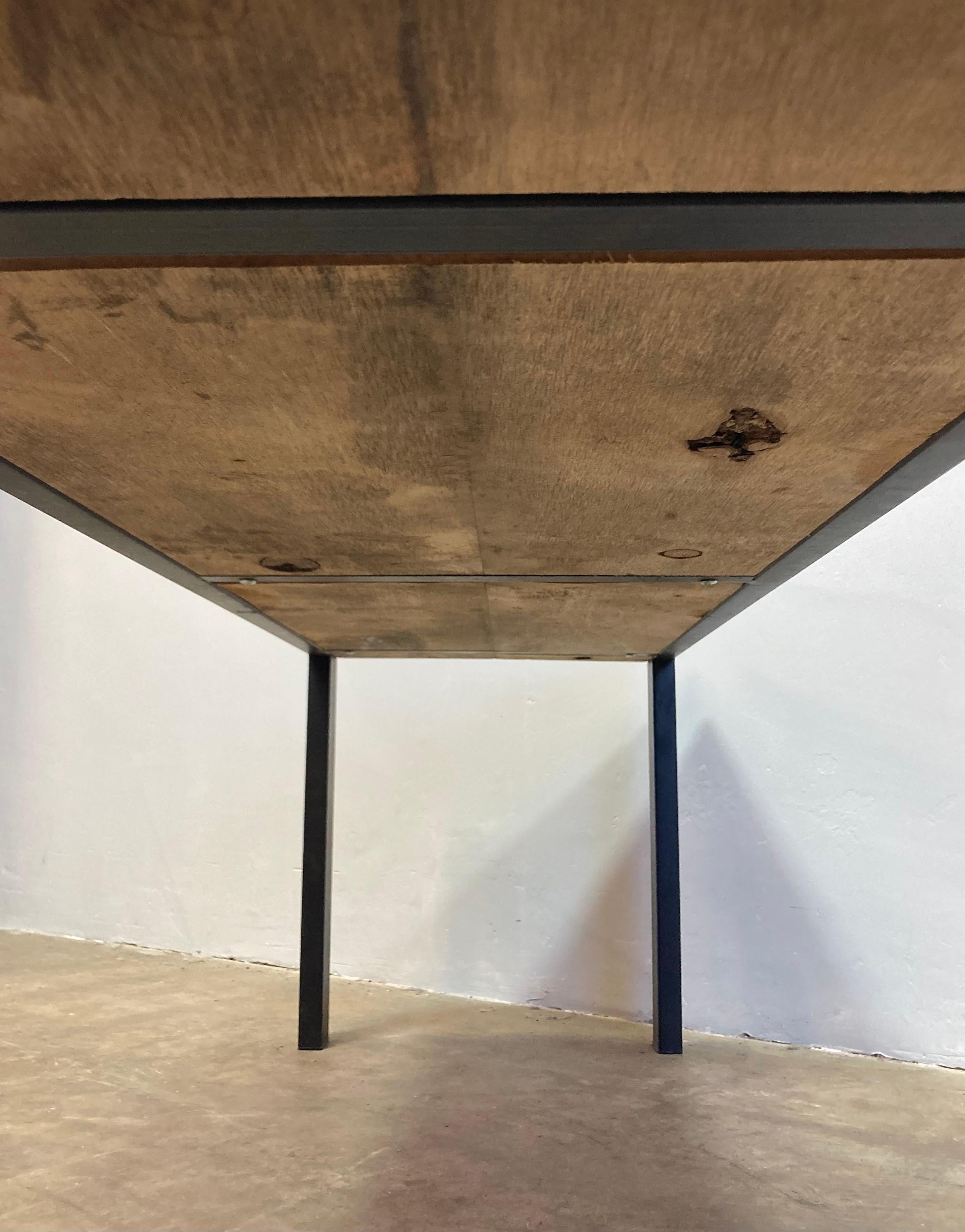 XXIe siècle et contemporain Banc sur mesure en bois d'aulne et en acier en vente