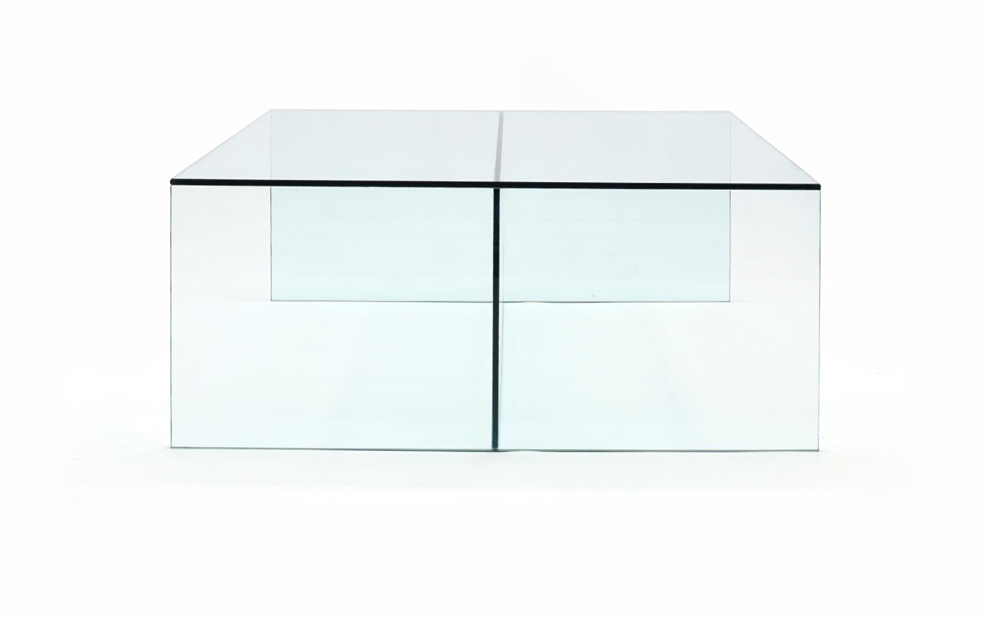 Table basse tout en verre conçue et fabriquée sur mesure pour une résidence en 2002. Mesure : verre de 3/8 de pouce. Très bien conçu et solidement construit. Il y a un éclat de 0,25 pouce sur un bord qui n'est visible qu'en regardant de près. Très