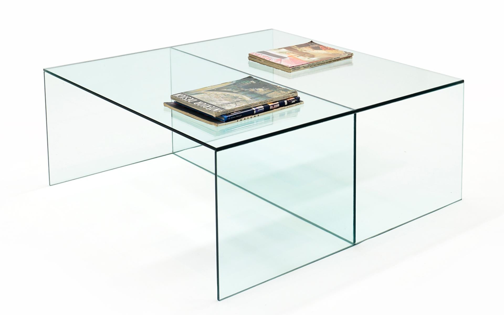 Moderne Table basse entièrement en verre faite sur mesure en vente