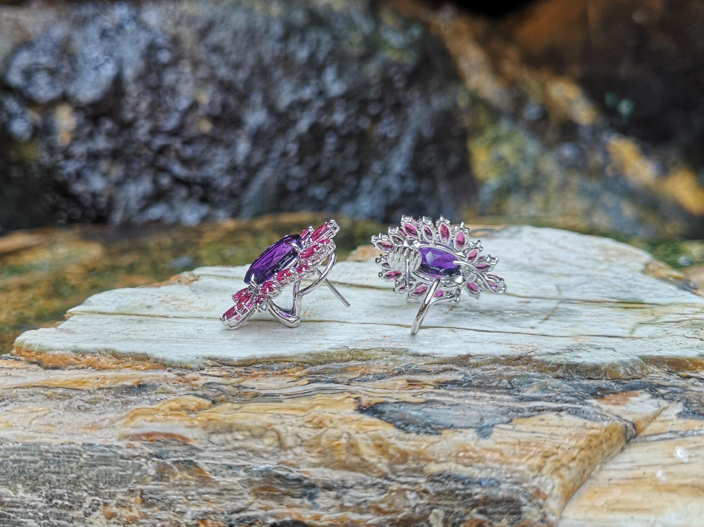 Boucles d'oreilles personnalisées en or jaune 18 carats avec améthyste et rubis Neuf à Bangkok, TH