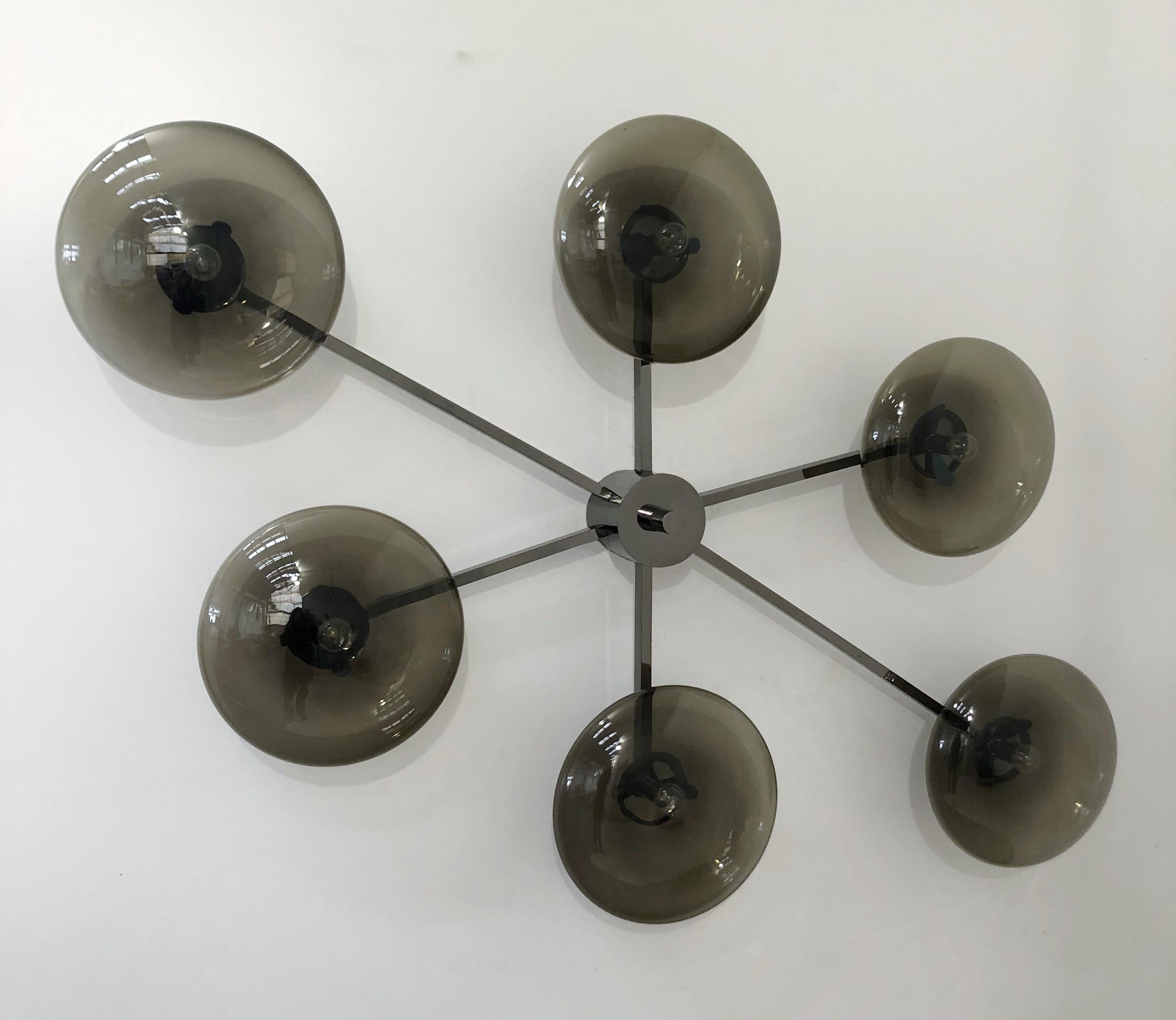 Italian midcentury asymmetrical flush mount in solid brass frame, in Polished Black Nickel finish and six Smoky Murano glass shades / Made in Italy
Length: 60 inches / Width: 35.5 inches / Height: 8 inches
6 lights / E12 type / max 40W each