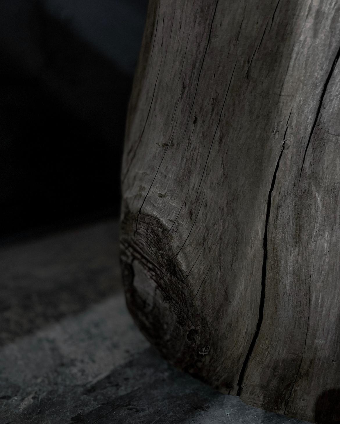 Maßgefertigter antiker japanischer Zelkova Usu-Beistelltisch mit schwarzer Kaschmirplatte (Holz) im Angebot