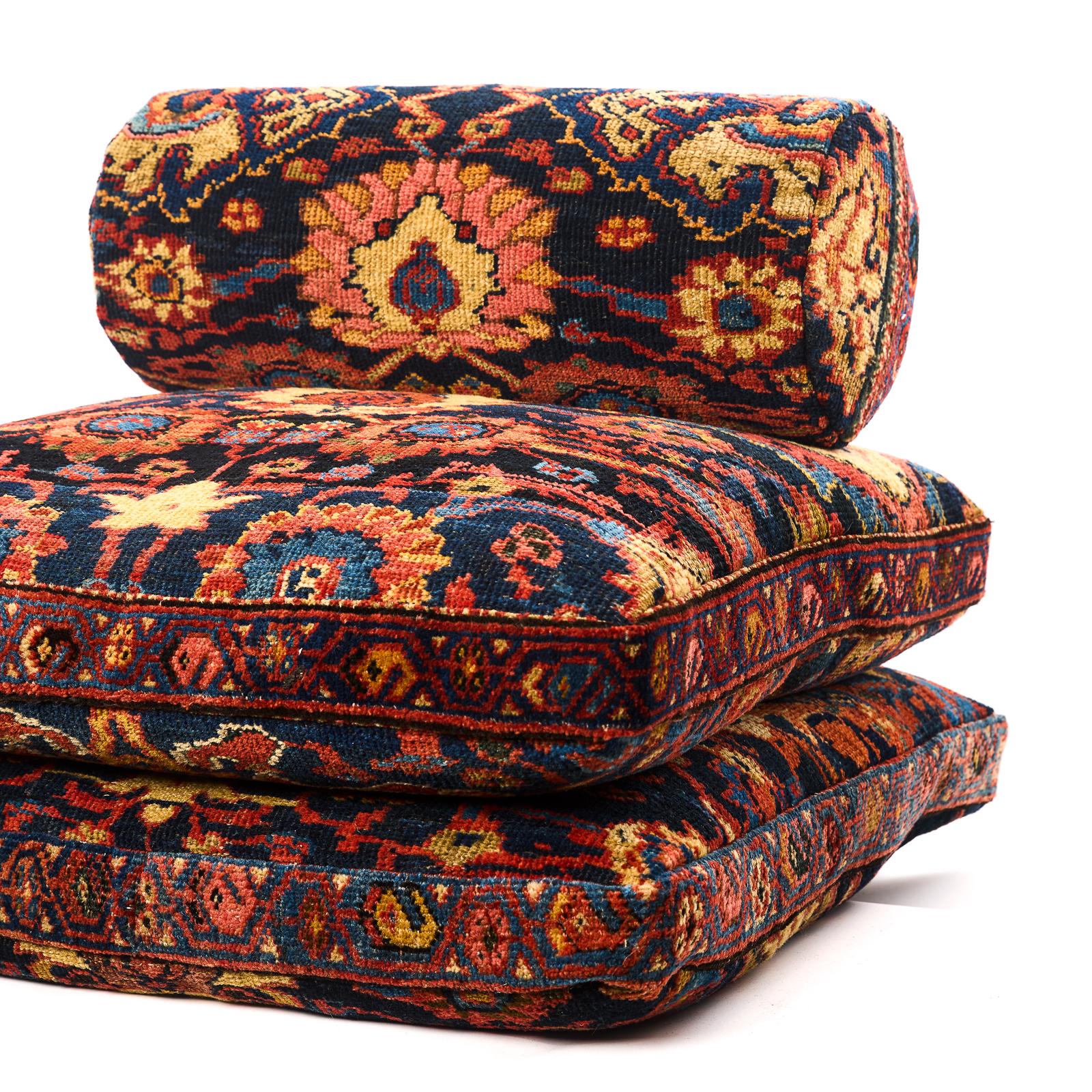 Aporta un toque de lujo bohemio a tu casa con estos impresionantes cojines de suelo fabricados a partir de una alfombra antigua del Cáucaso reutilizada. Cada cojín resalta la belleza de los motivos tradicionales de la alfombra, con los bordes