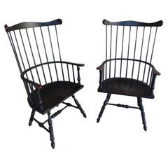 Maßgefertigte antike Windsor-Sessel im Philadelphia-Stil mit Distressed-Finish - ein Paar