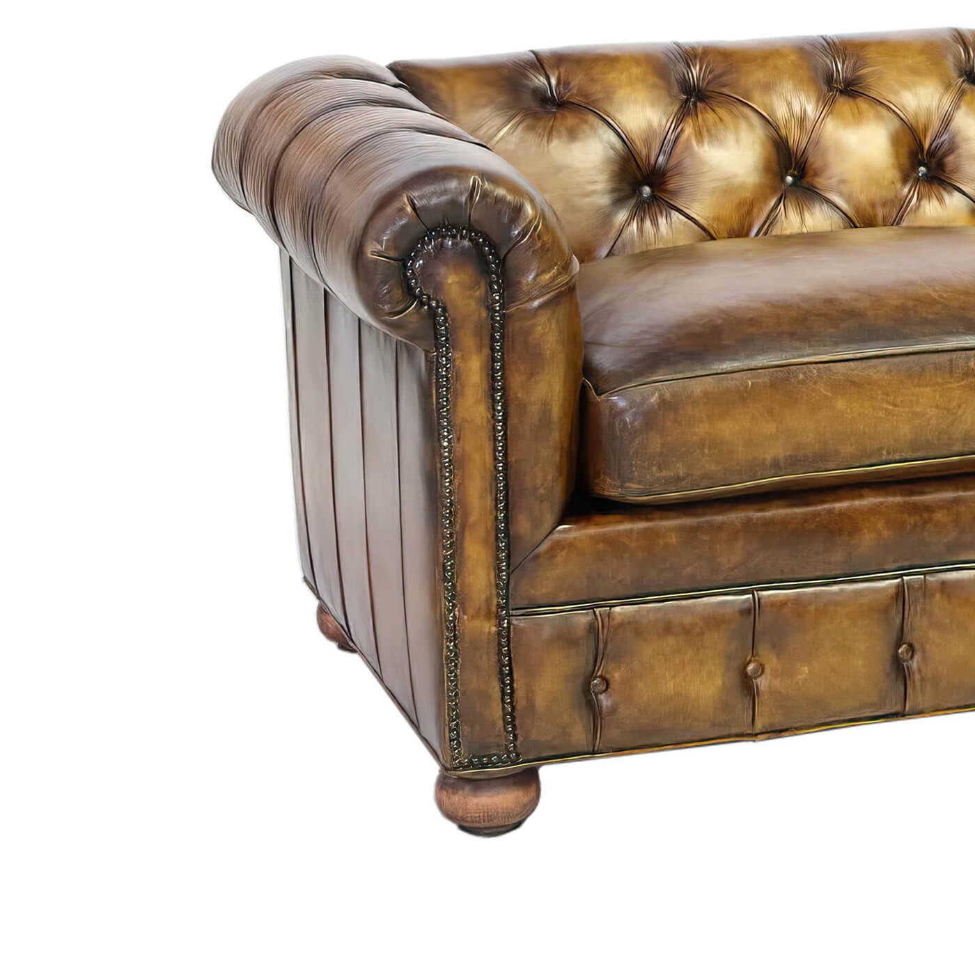 Dieses Chesterfield-Sofa stammt aus unserer in den USA ansässigen Polsterei und Gerberei. Es ist individuell anpassbar und wird mit einer unserer vielen verfügbaren Lederarten hergestellt. Diese traditionellen Chesterfields sind in verwitterter und